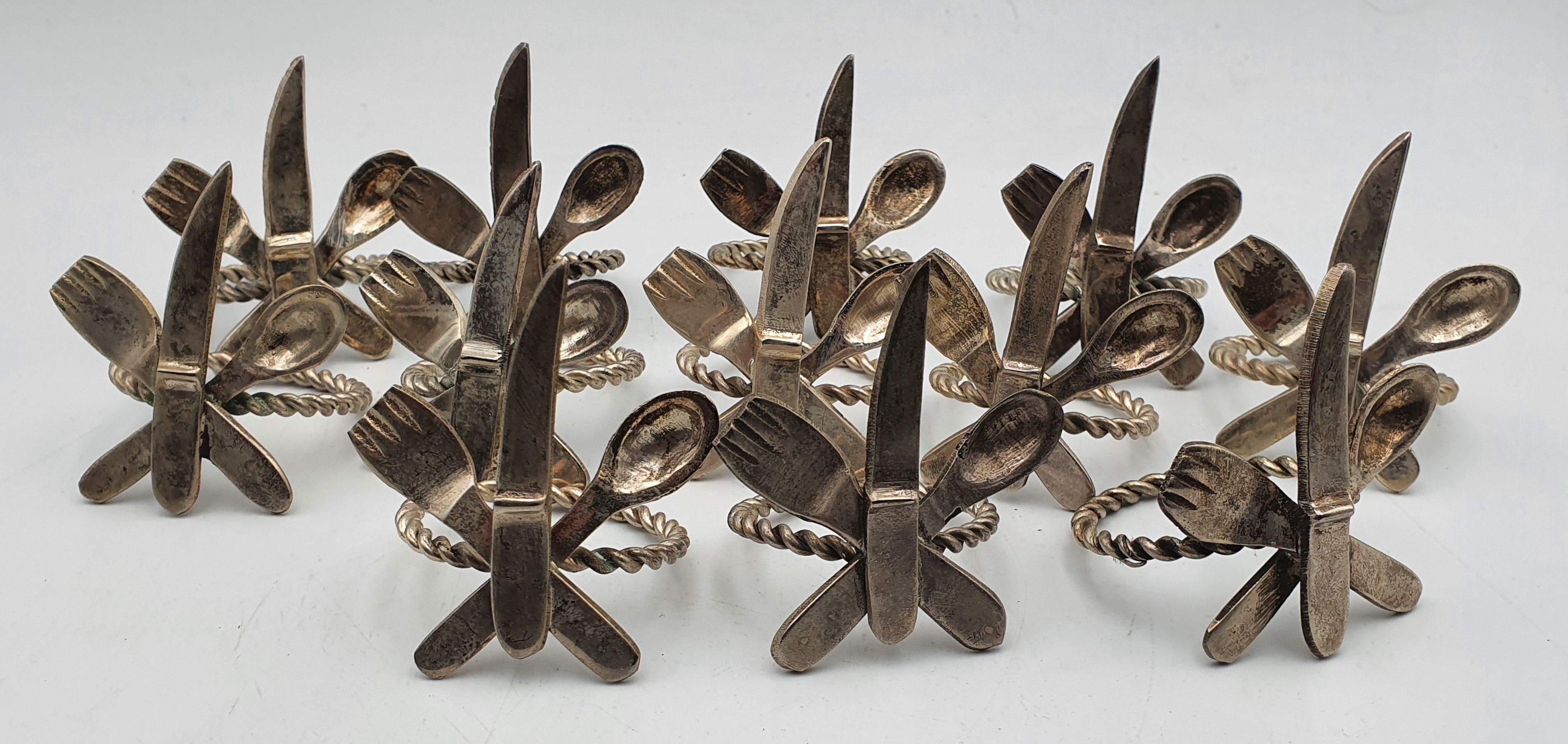 296 · A QUANTITY OF NOVELTY SILVERPLATED NAPKIN RINGS
