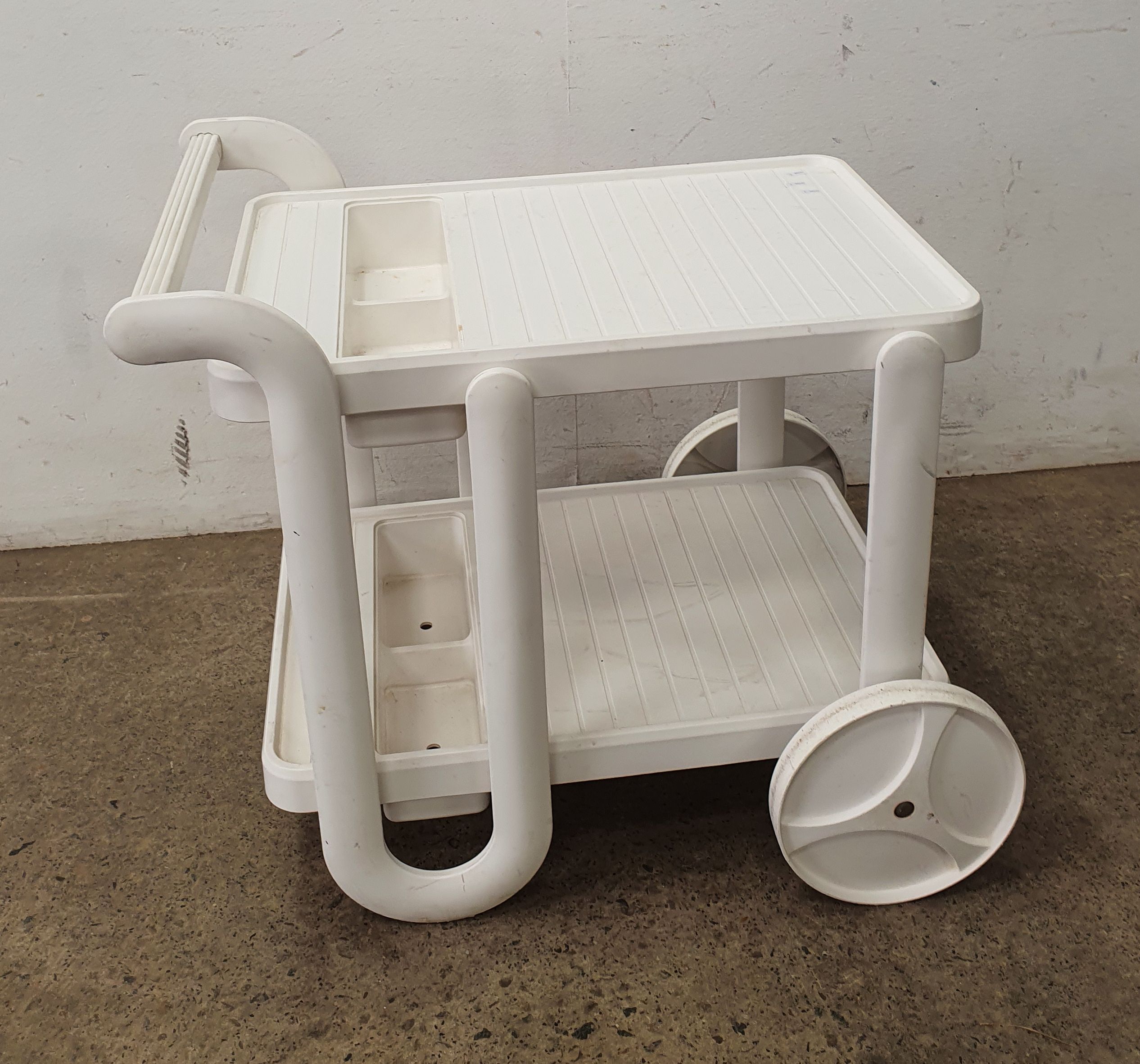 1040 · A RETRO DRINKS TROLLEY