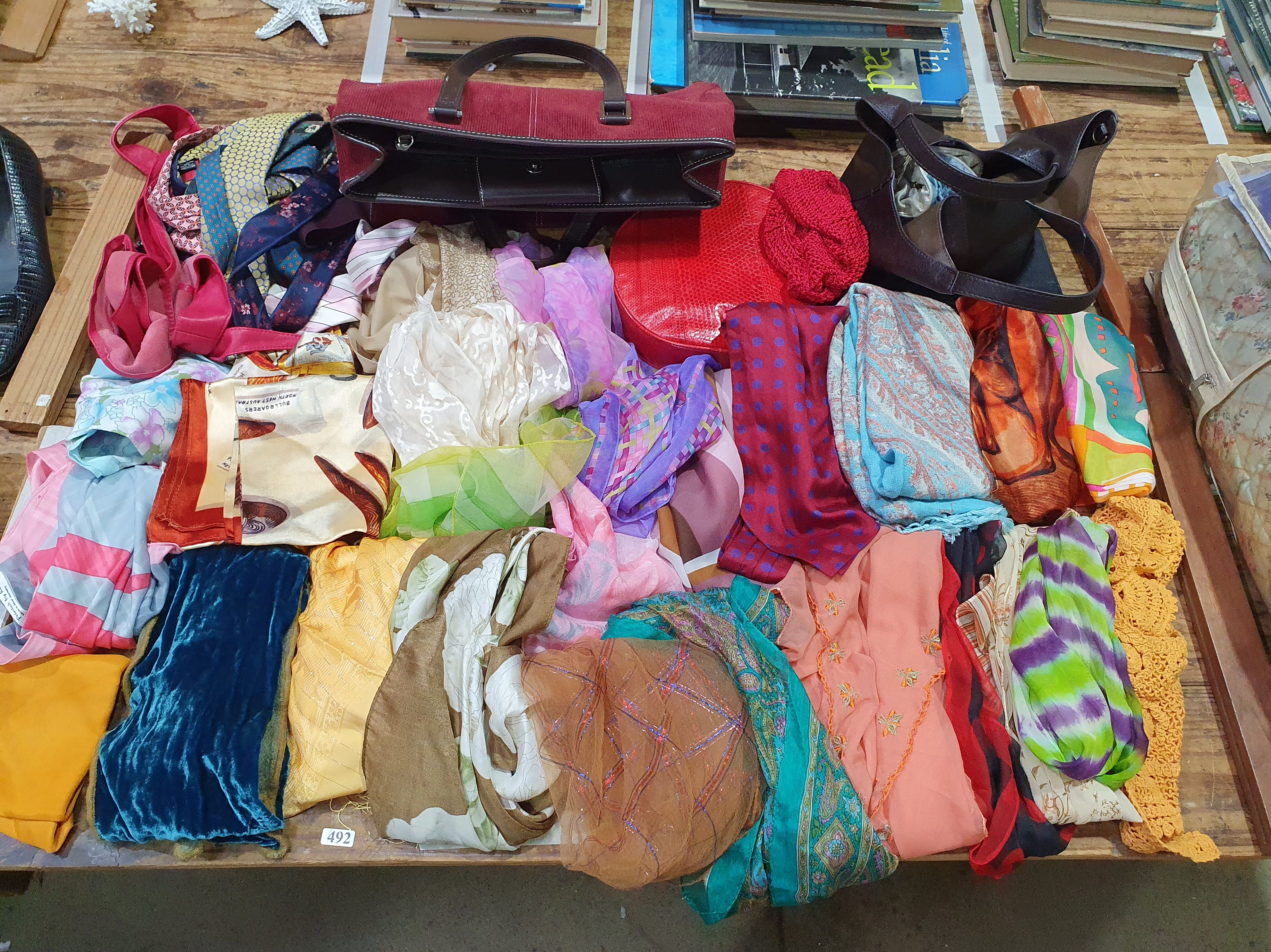 492 · A SELECTION OF LADIES SCARVES