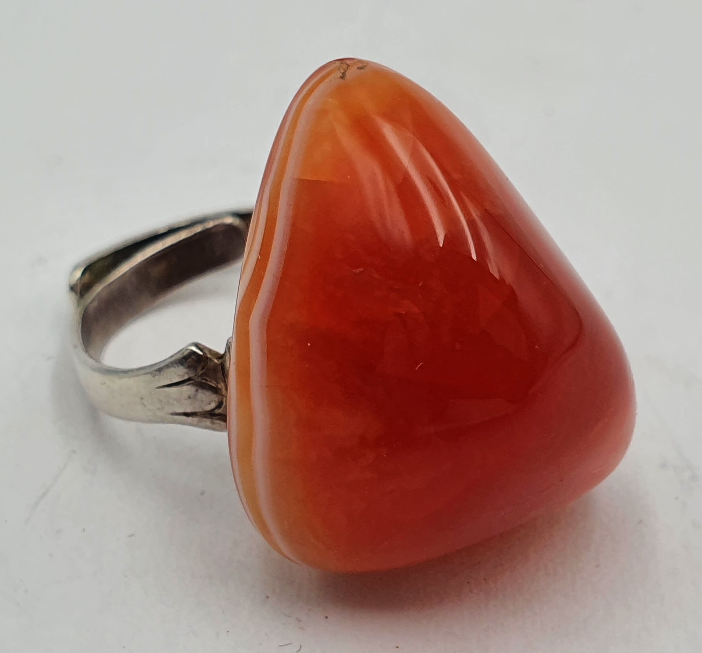 351 · A CARNELLION AND SILVER RING