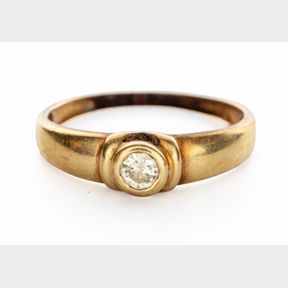 A 9k yellow gold and diamond engagement ring