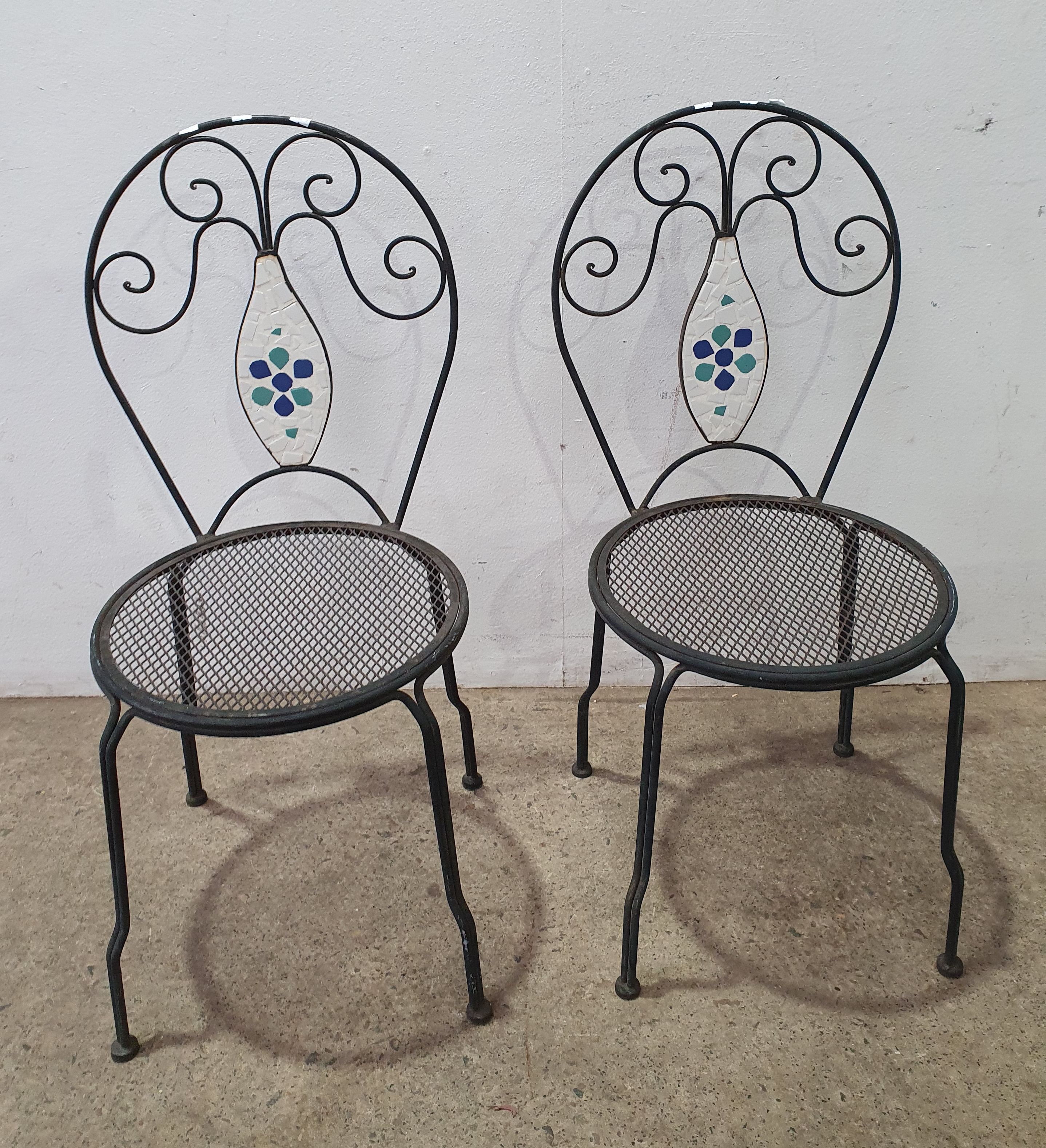 1060 · A PAIR OF OUTDOOR CHAIRS