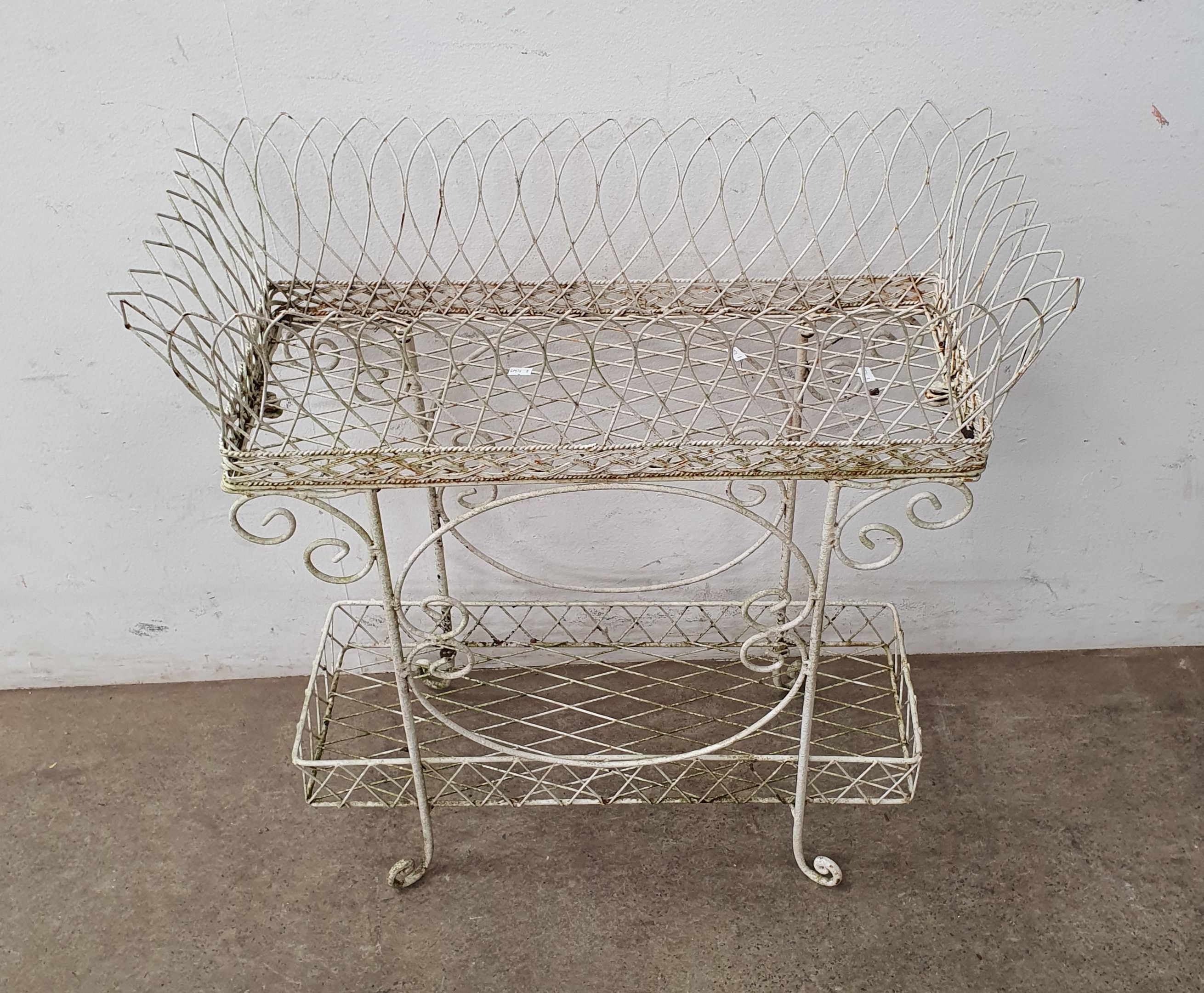 1006 · A METAL PLANTER