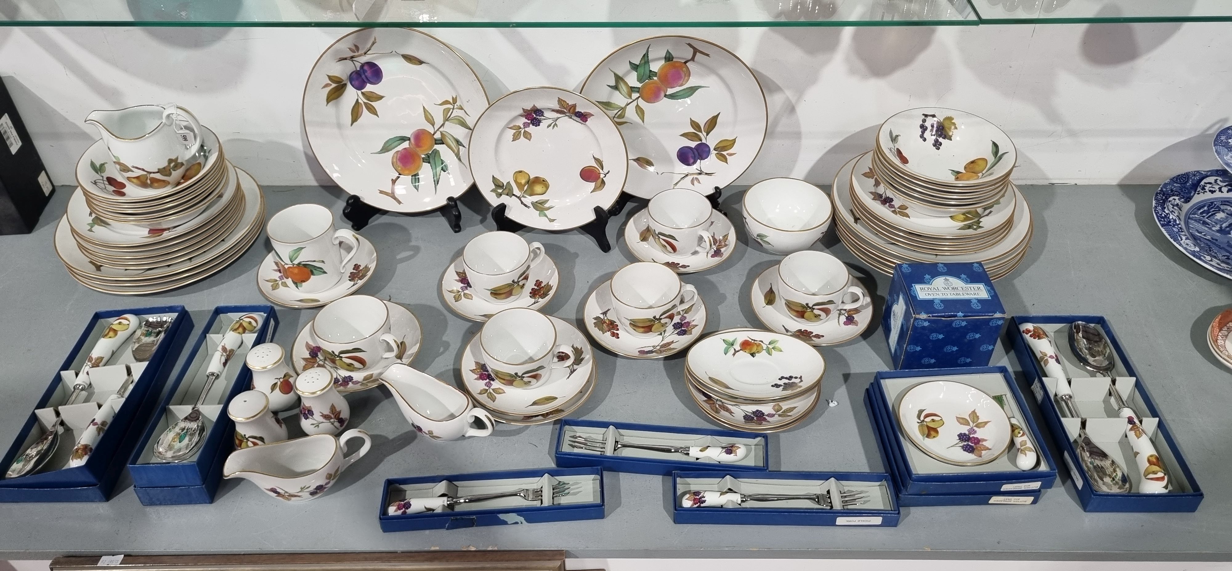 599 · A ROYAL WORCESTER EVESHAM PATTERN DINNER SERVICE
