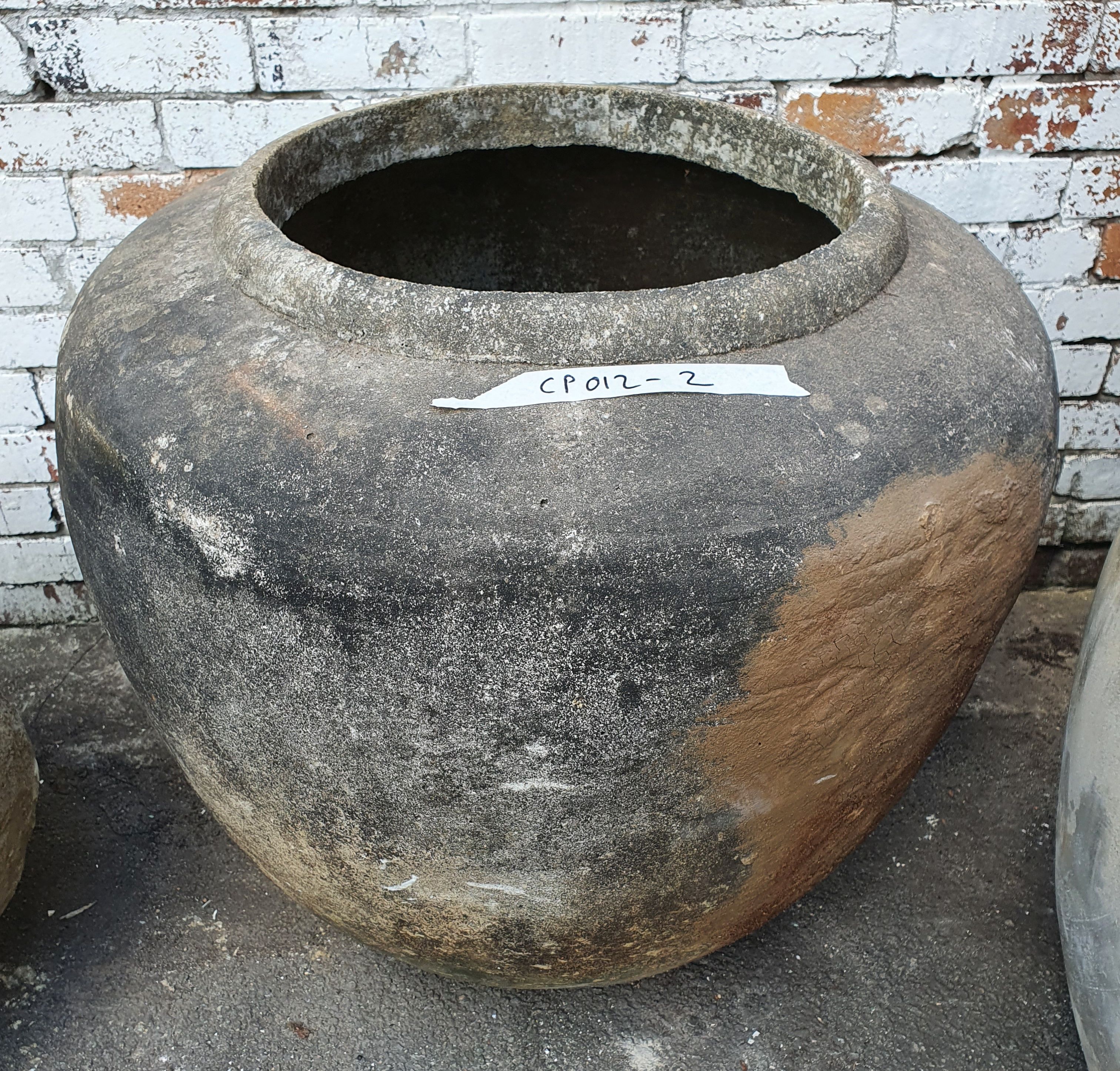 1164 · A HEAVY DECORATIVE CONCRETE PLANT POT