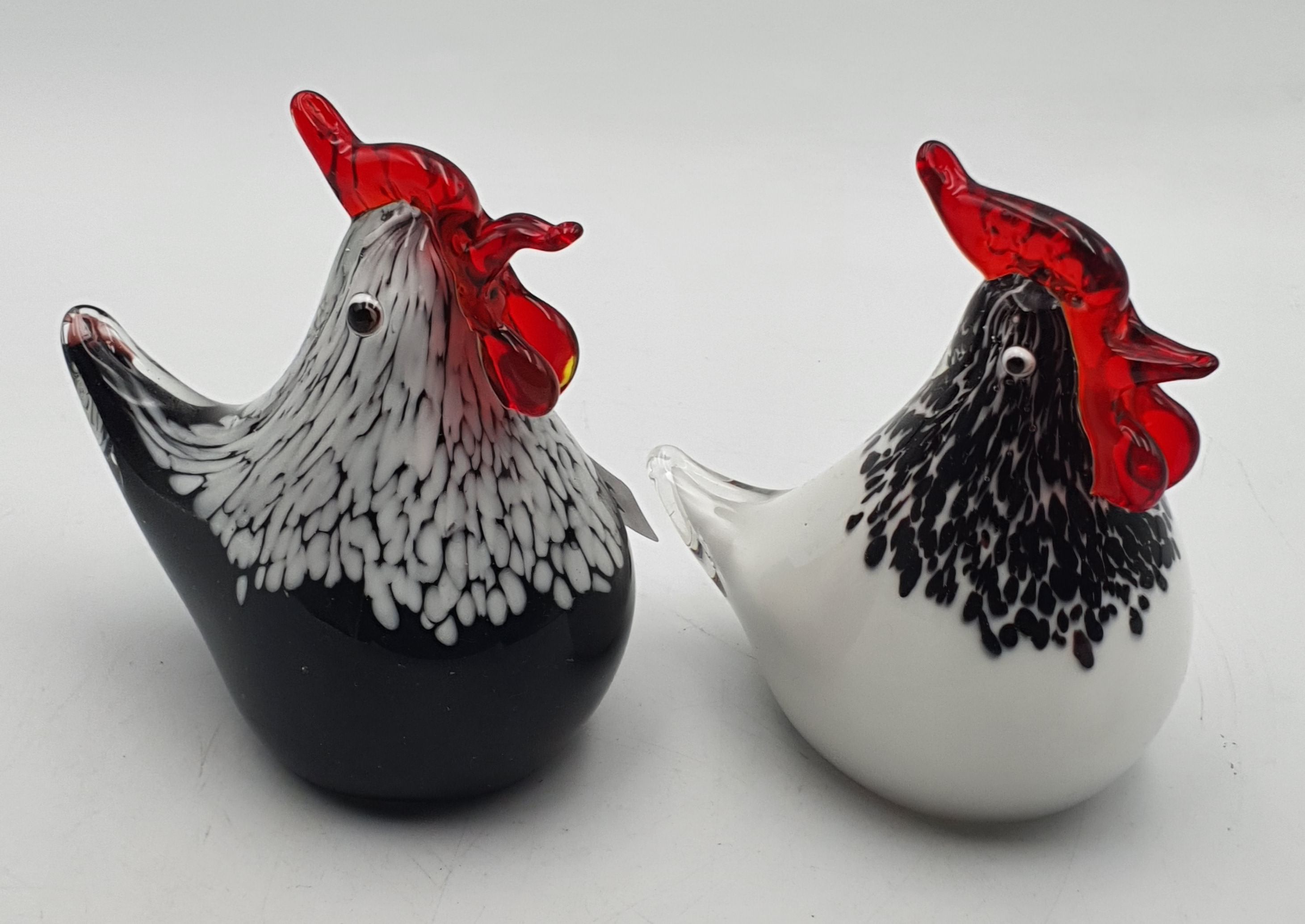 211 · A PAIR OF ART GLASS ROOSTER FIGURES