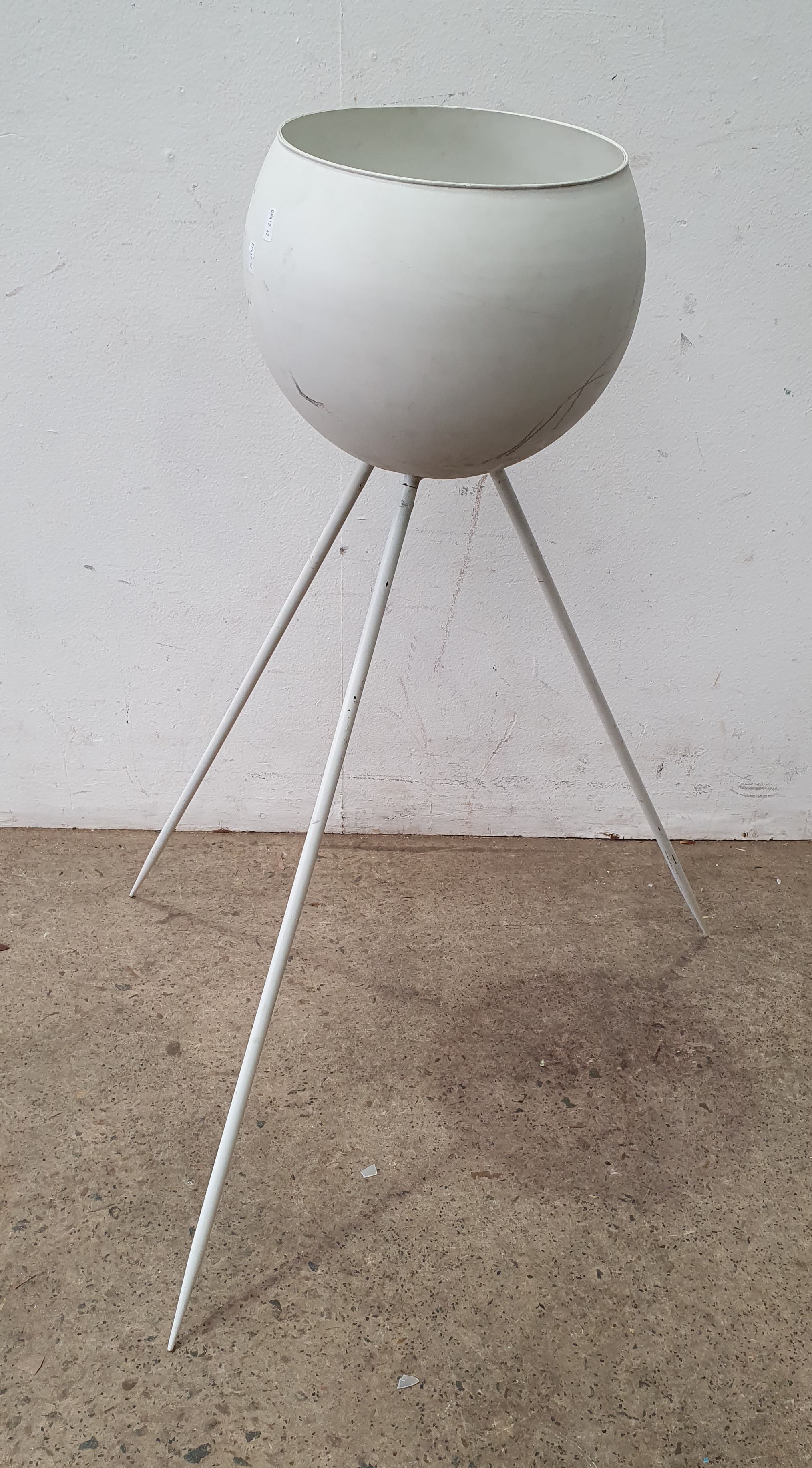 1106 · A CONTEMPORARY FLOWERPOT