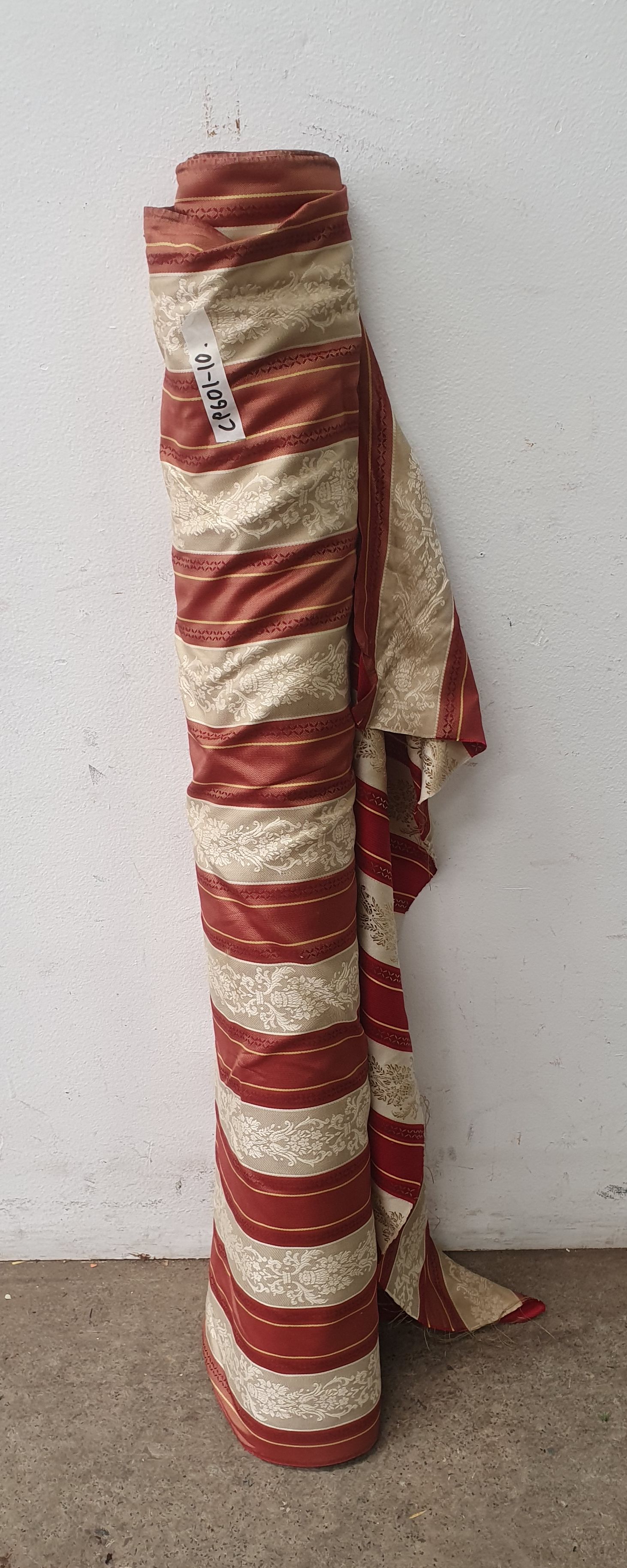 1171 · A BOLT OF DECORATIVE FABRIC