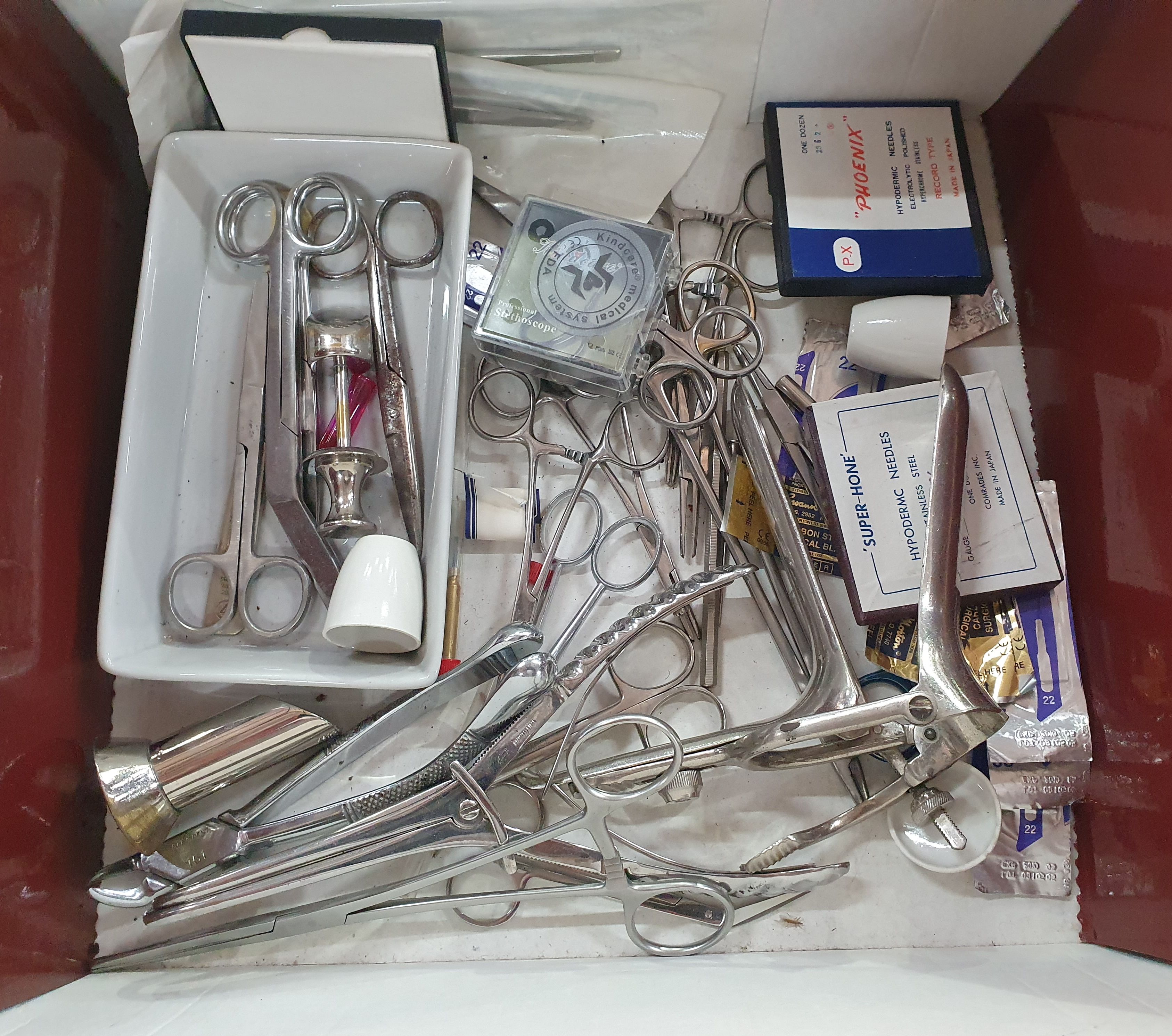 A QUANTITY OF MEDICAL TOOLS AND CLAMPS AND SURGICAL BLADES
