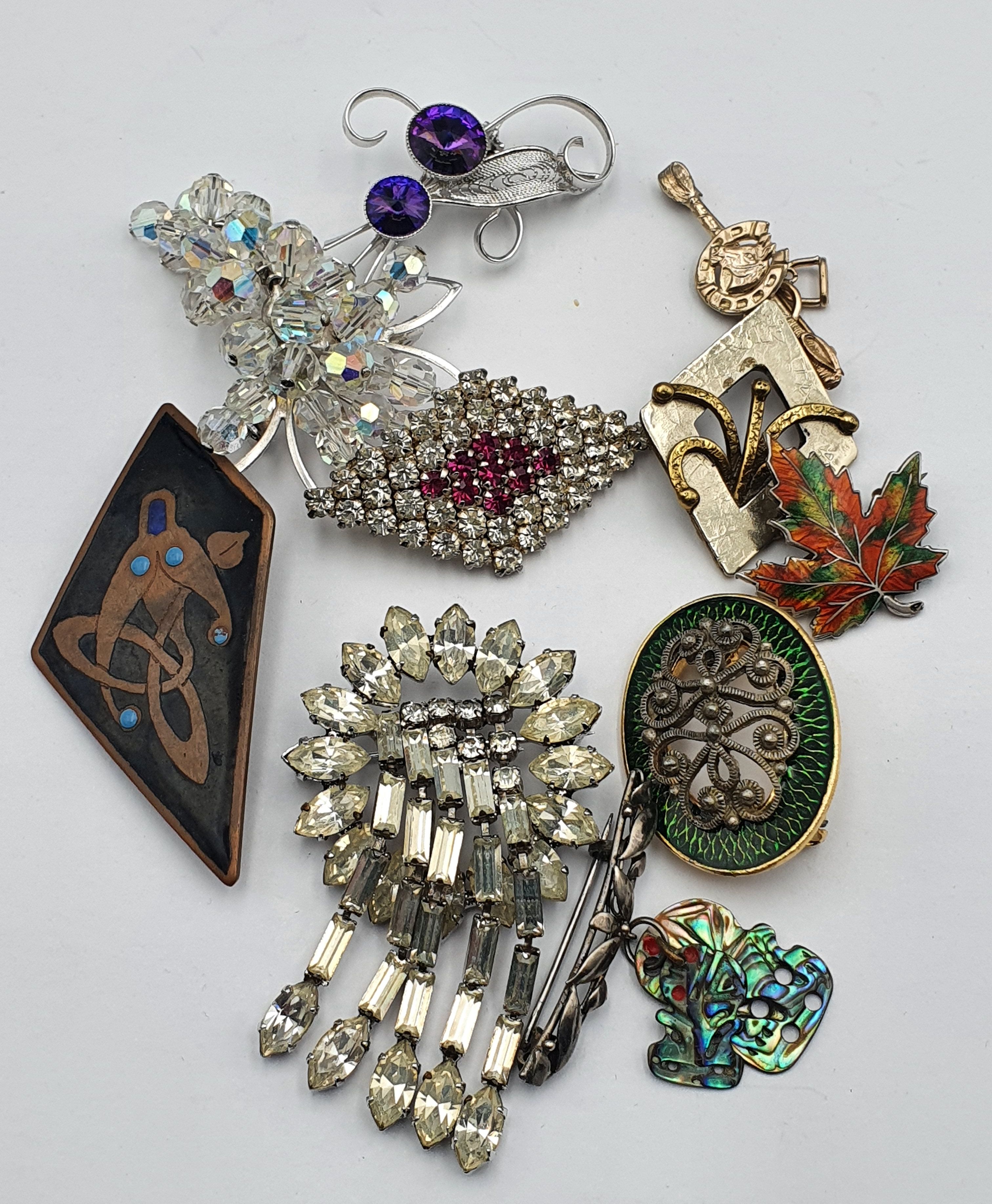 295 · TEN VINTAGE BROOCHES