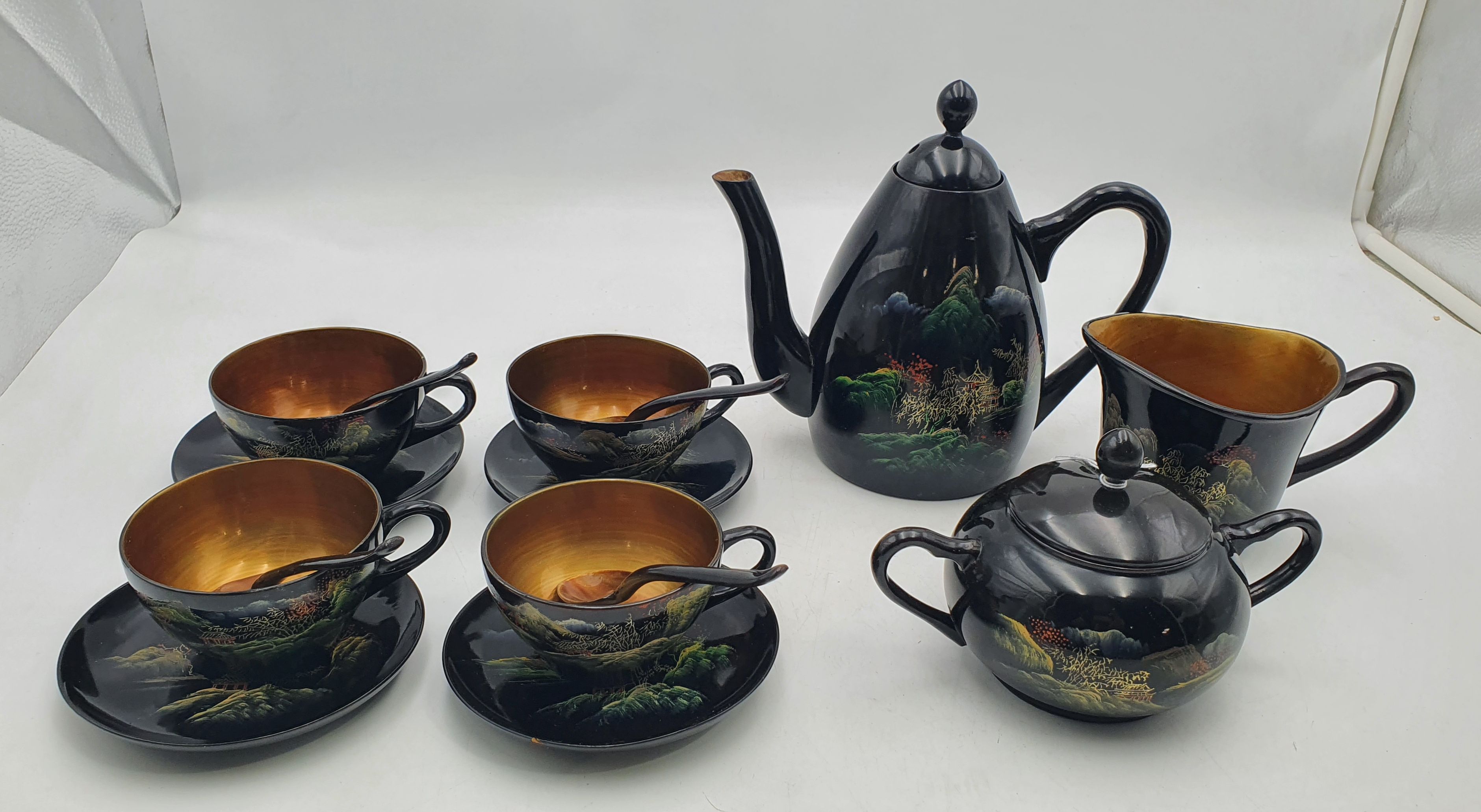 564 · A CHINESE LACQUER TEASET