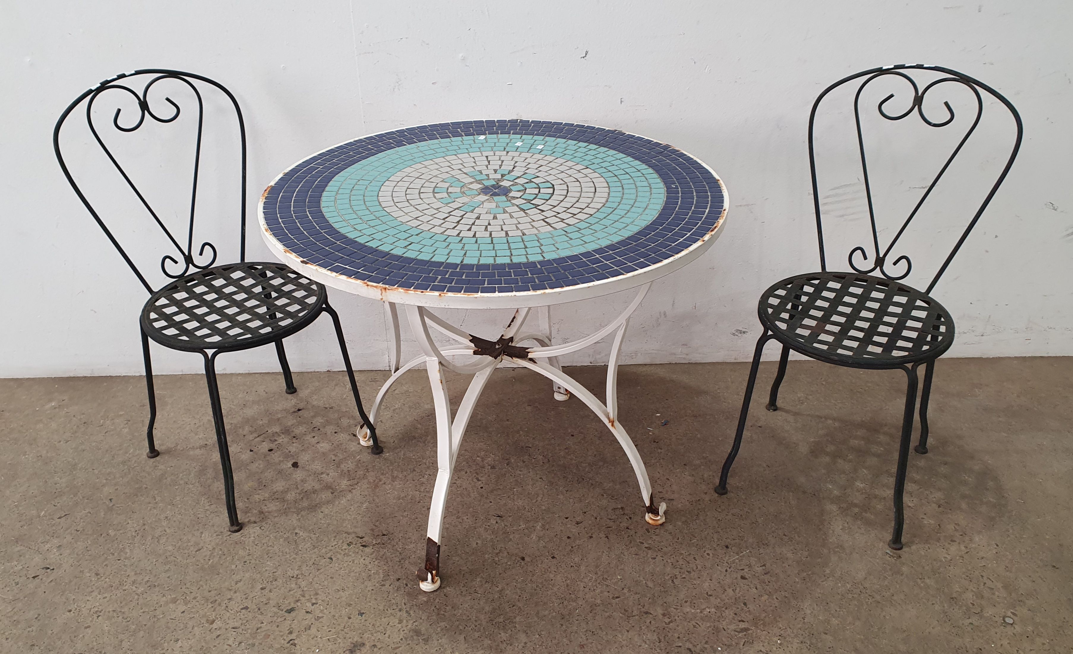 1105 · A THREE PIECE OUTDOR SETTING