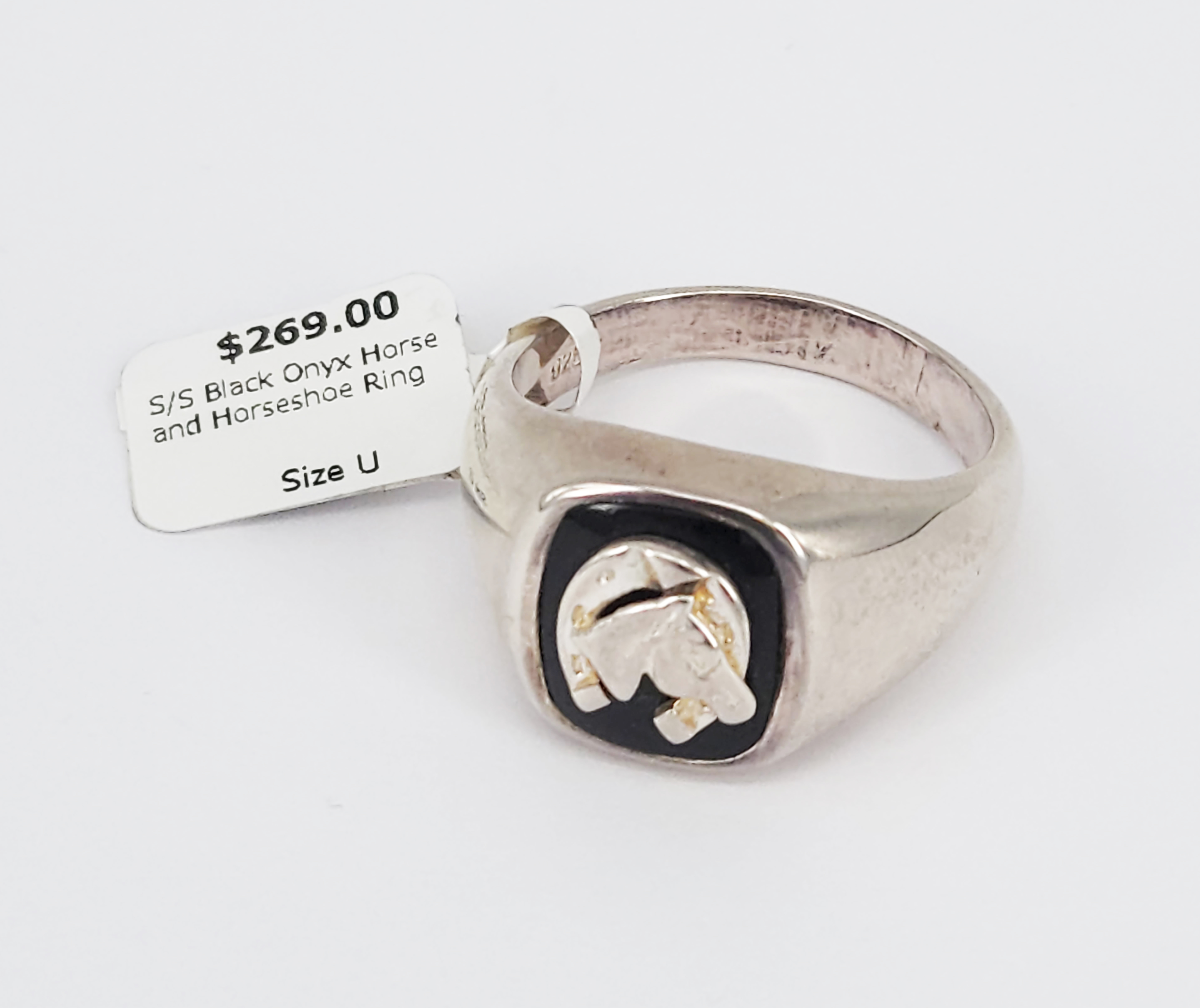 389 · A STERLING SILVER BLACK ONYX HORSE AND HORSESHOE RING