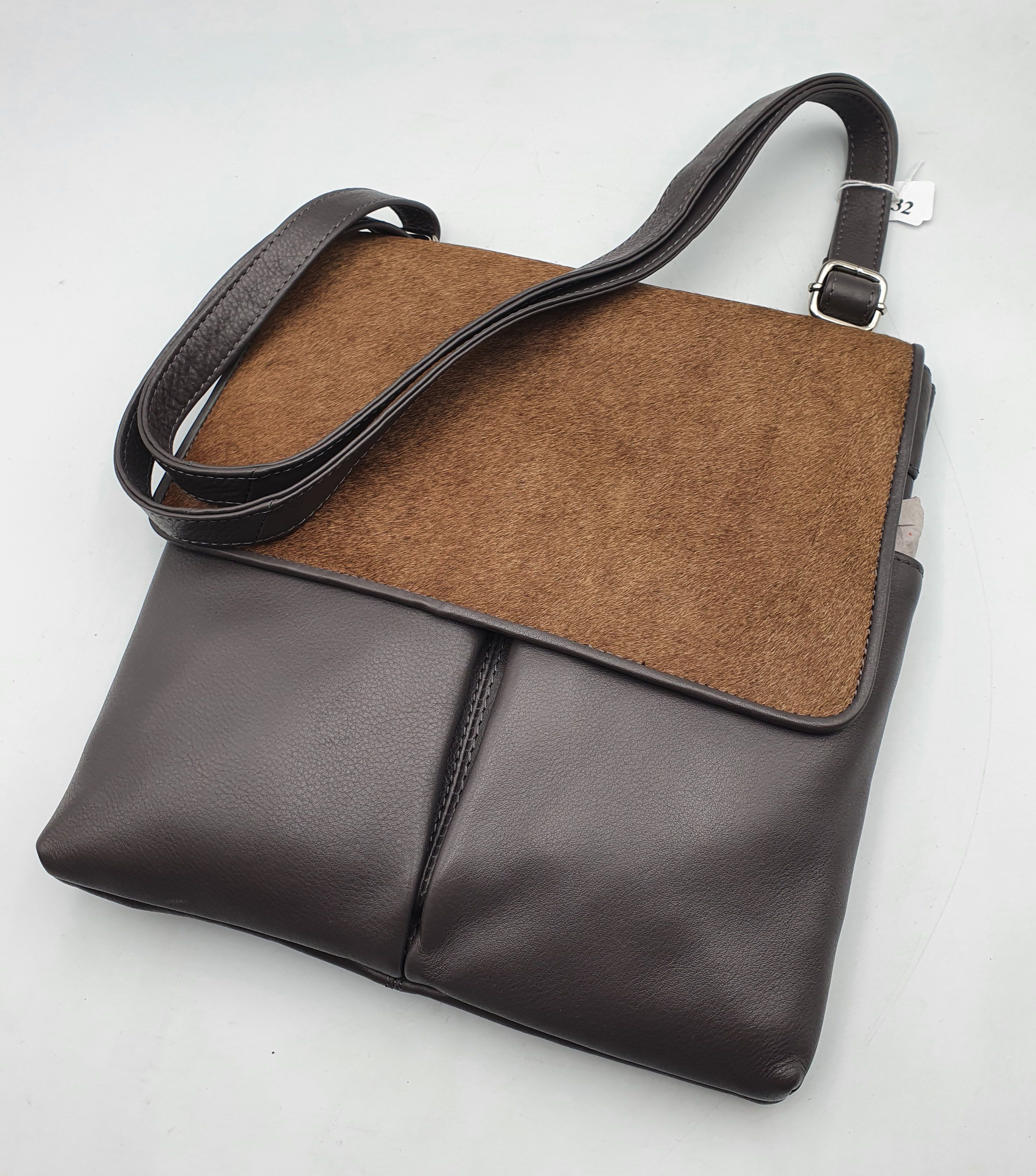232 · A LEATHER CROSSBODY BAG