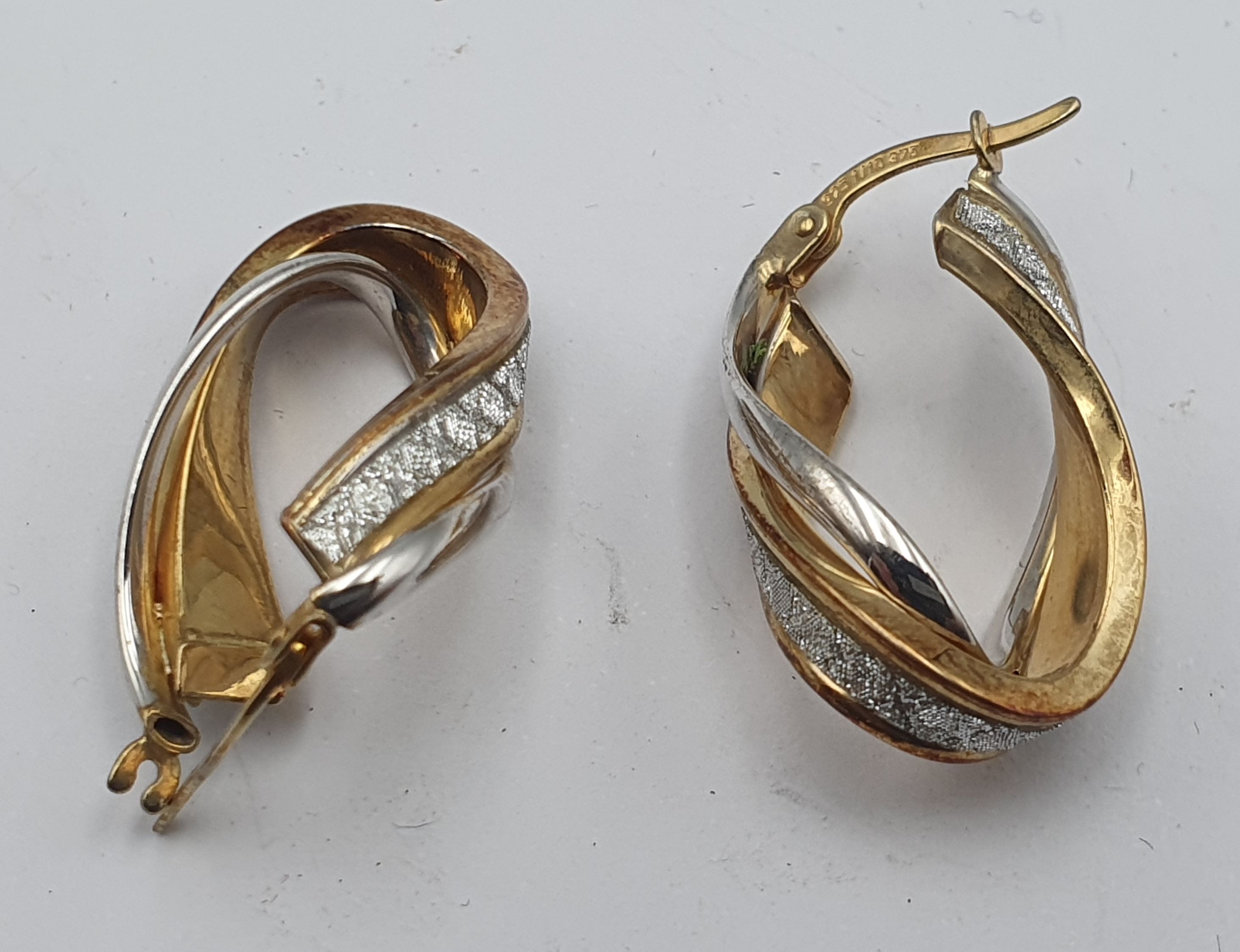 381 · A PAIR OF GILT SILVER EARRINGS