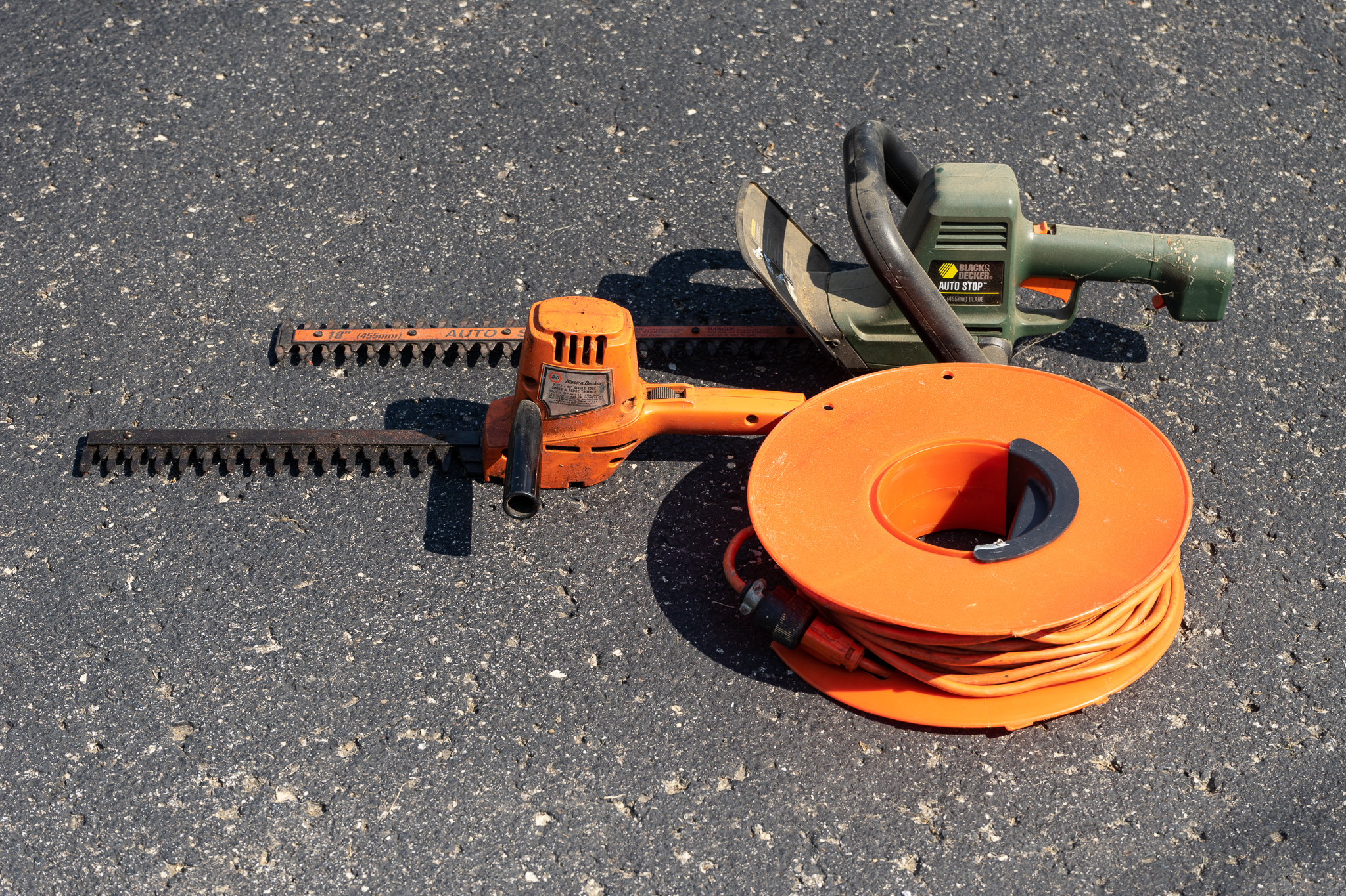 Black & Decker Electric Hedge Trimmers and Extension Cord Harritt