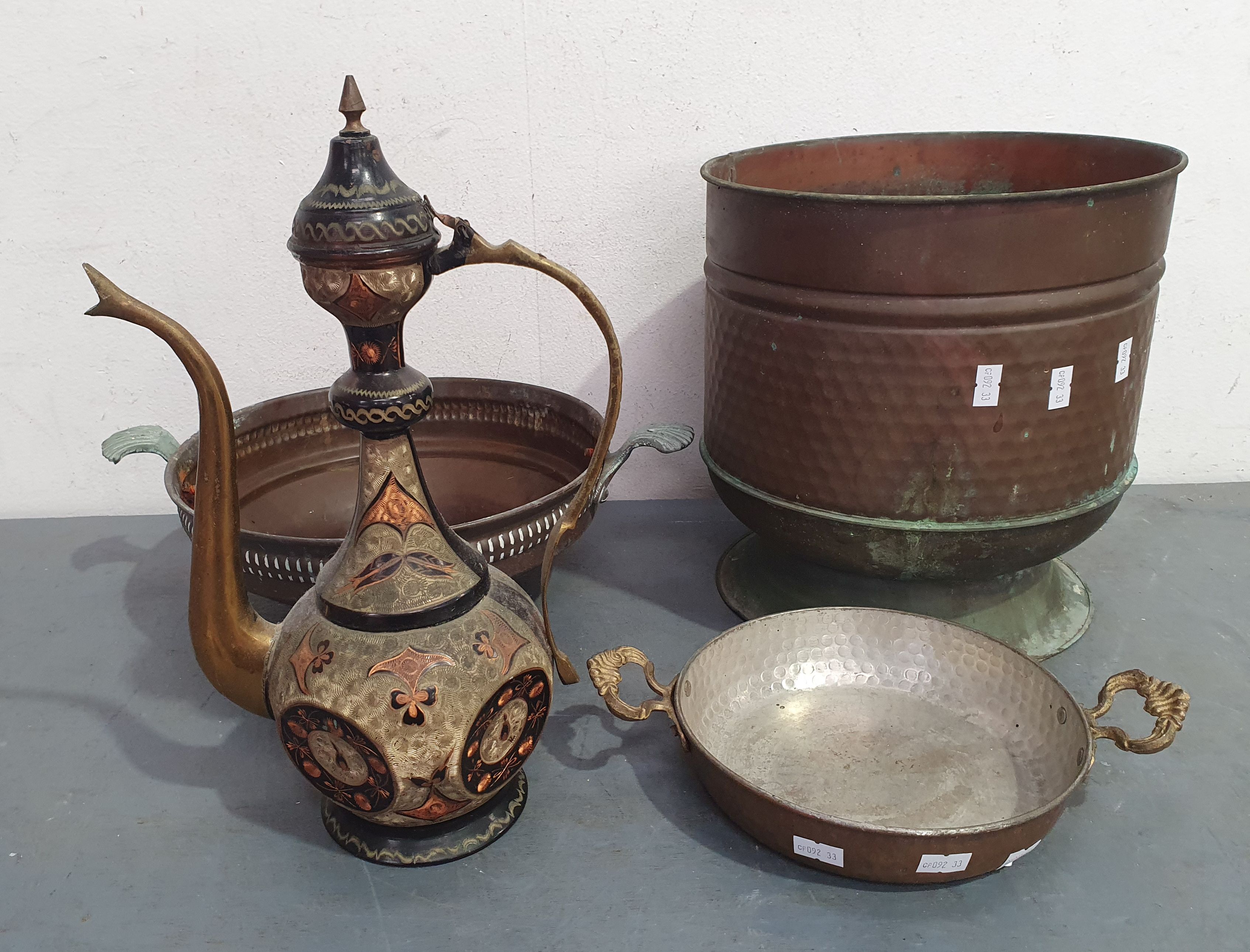 A GROUP OF VARIOUS METALWARE