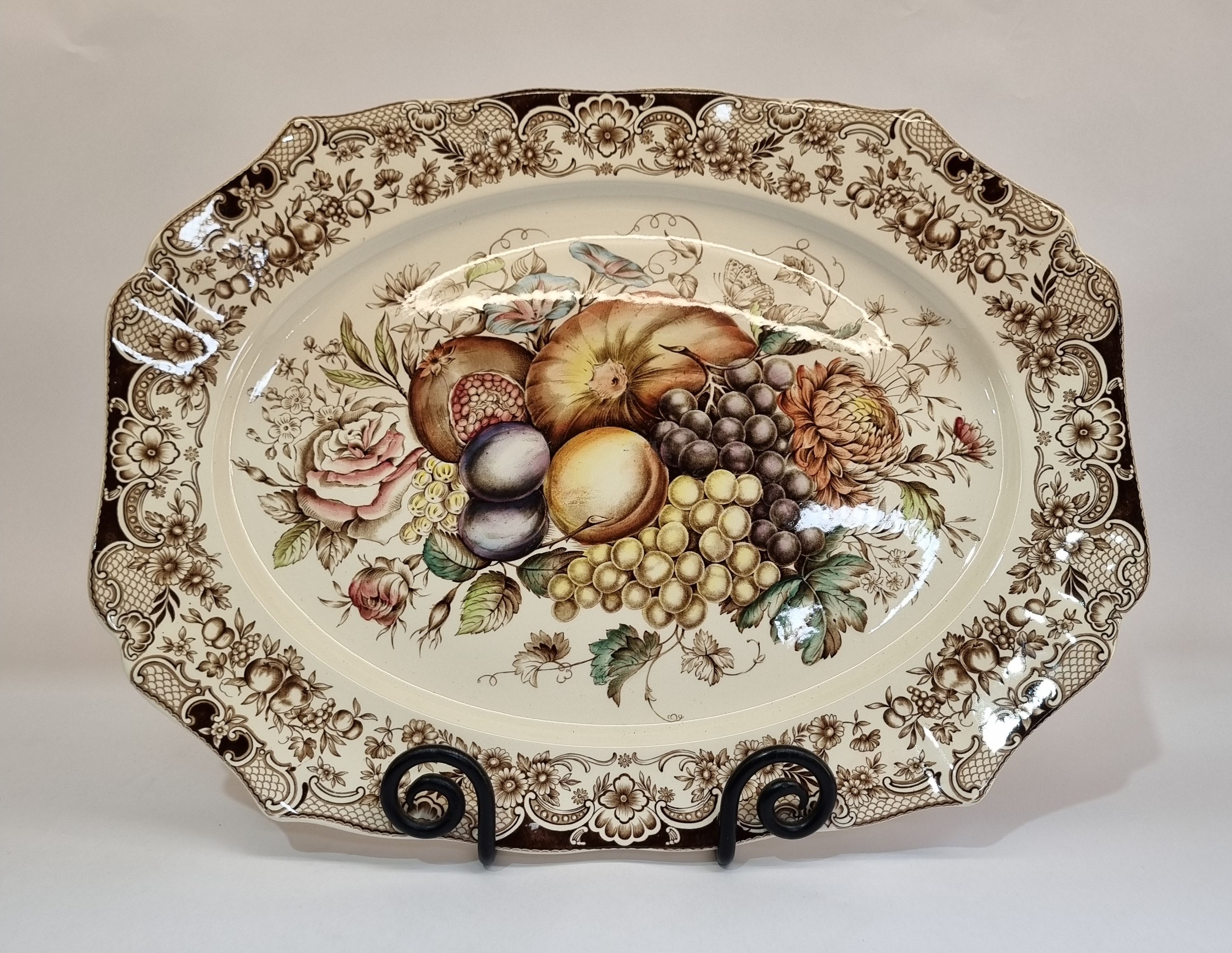 662 · A JOHNSON BROTHERS WINDSOR WARE PORCELAIN MEAT PLATTER