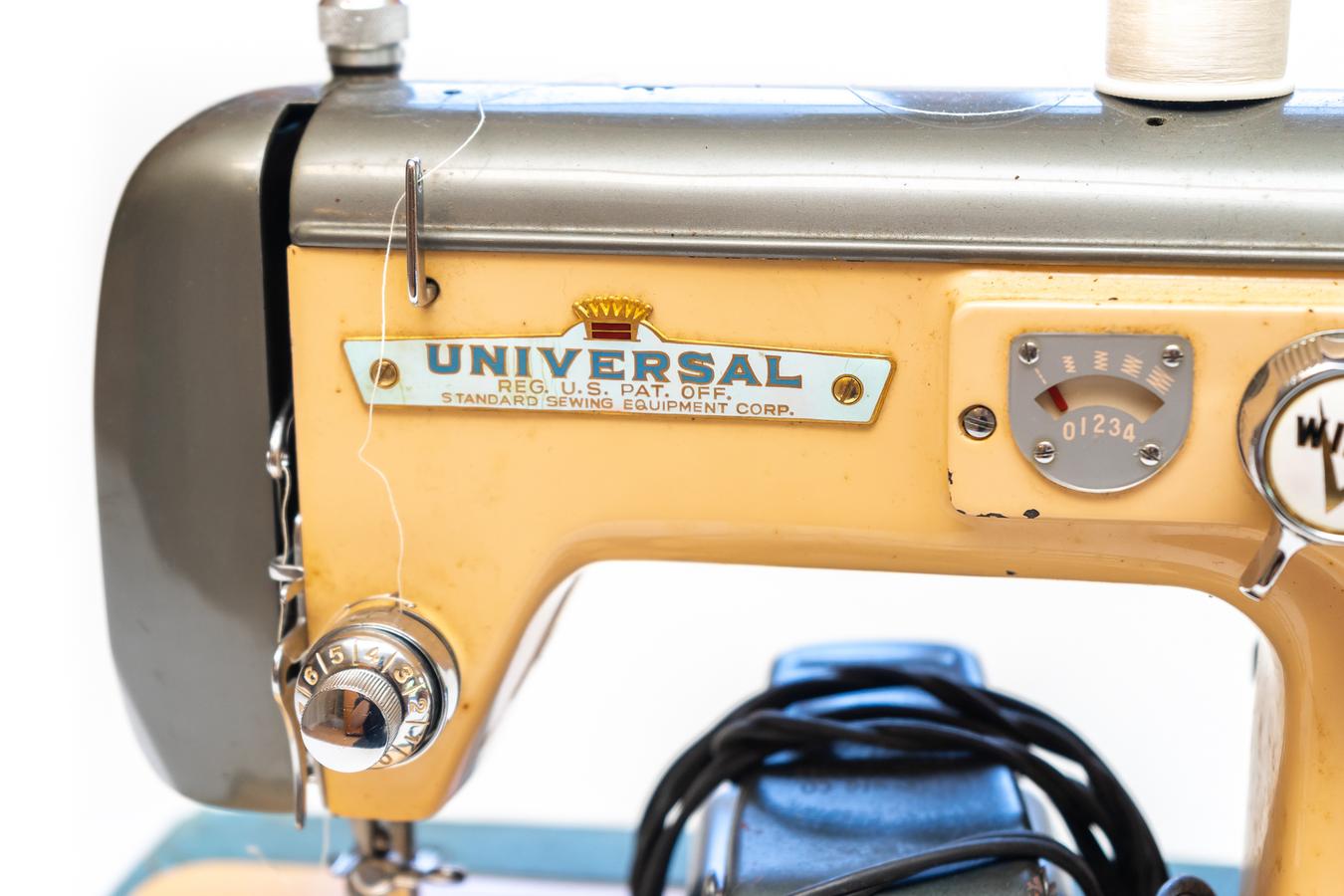 Vintage Universal Super Zig Zag Sewing Machine for Sale in Gilbert, AZ -  OfferUp
