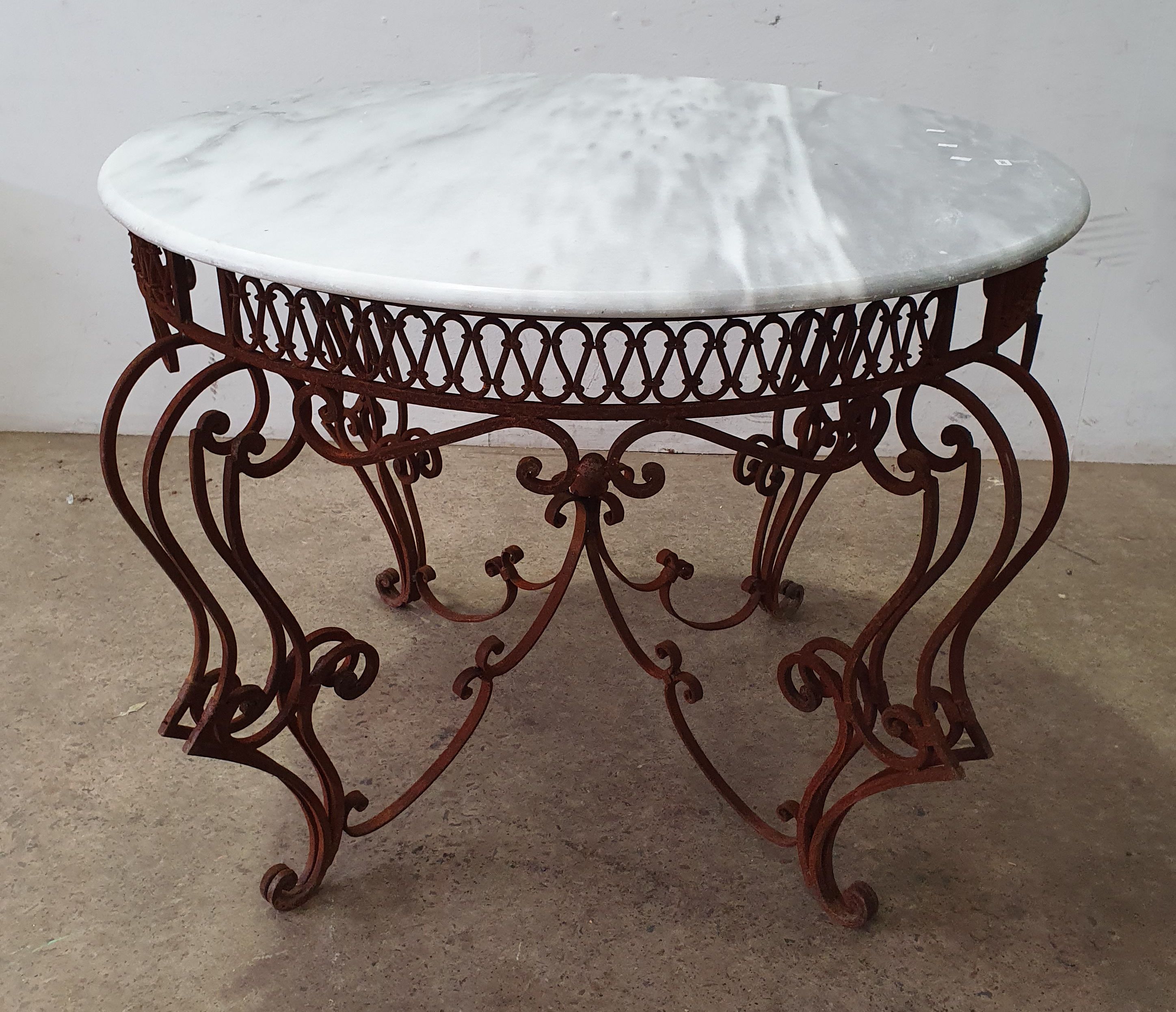 2083 · A ROUND MARBLE TOP CENTRE TABLE