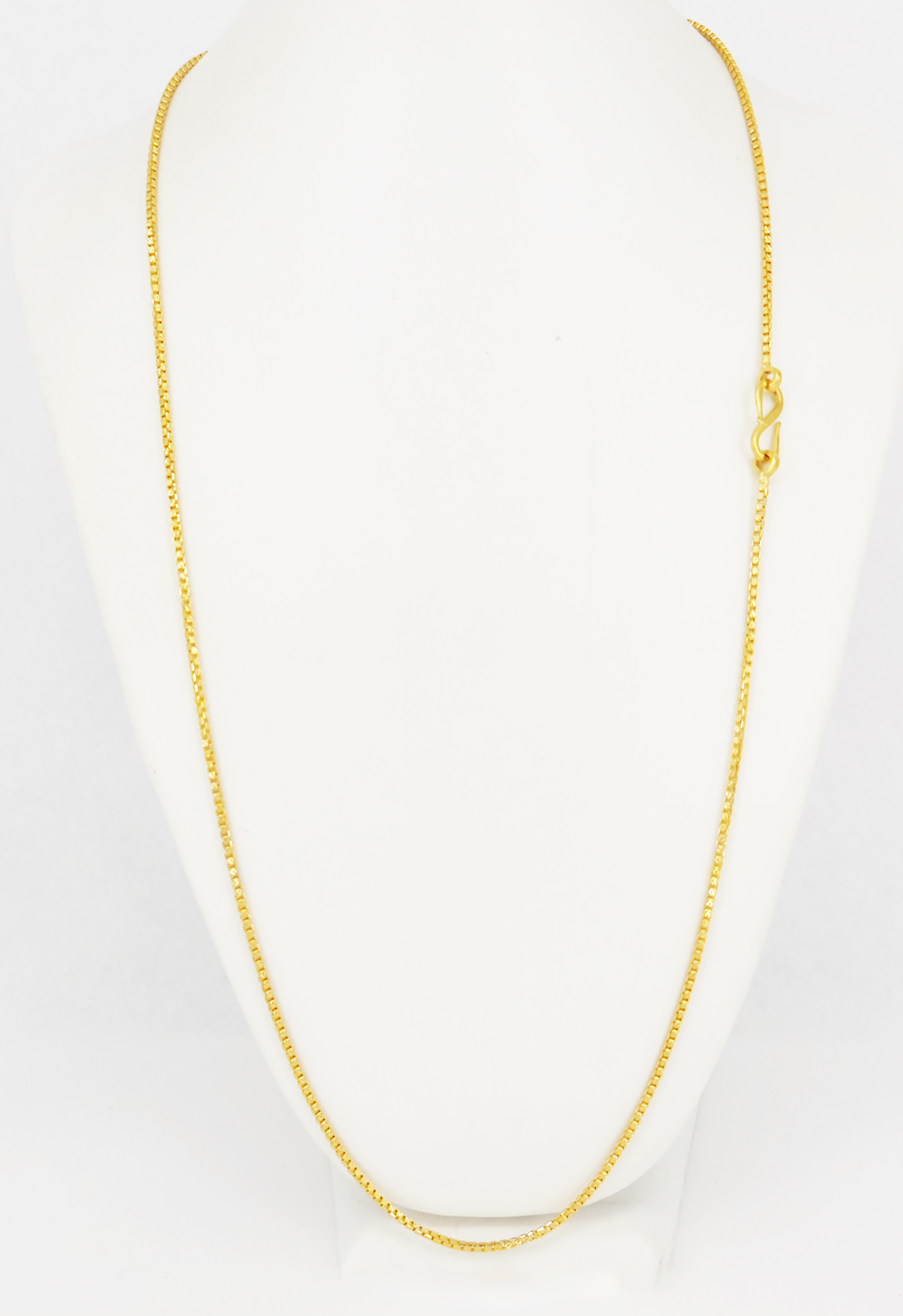 62 · AN ASIAN 22ct GOLD BOX LINK CHAIN