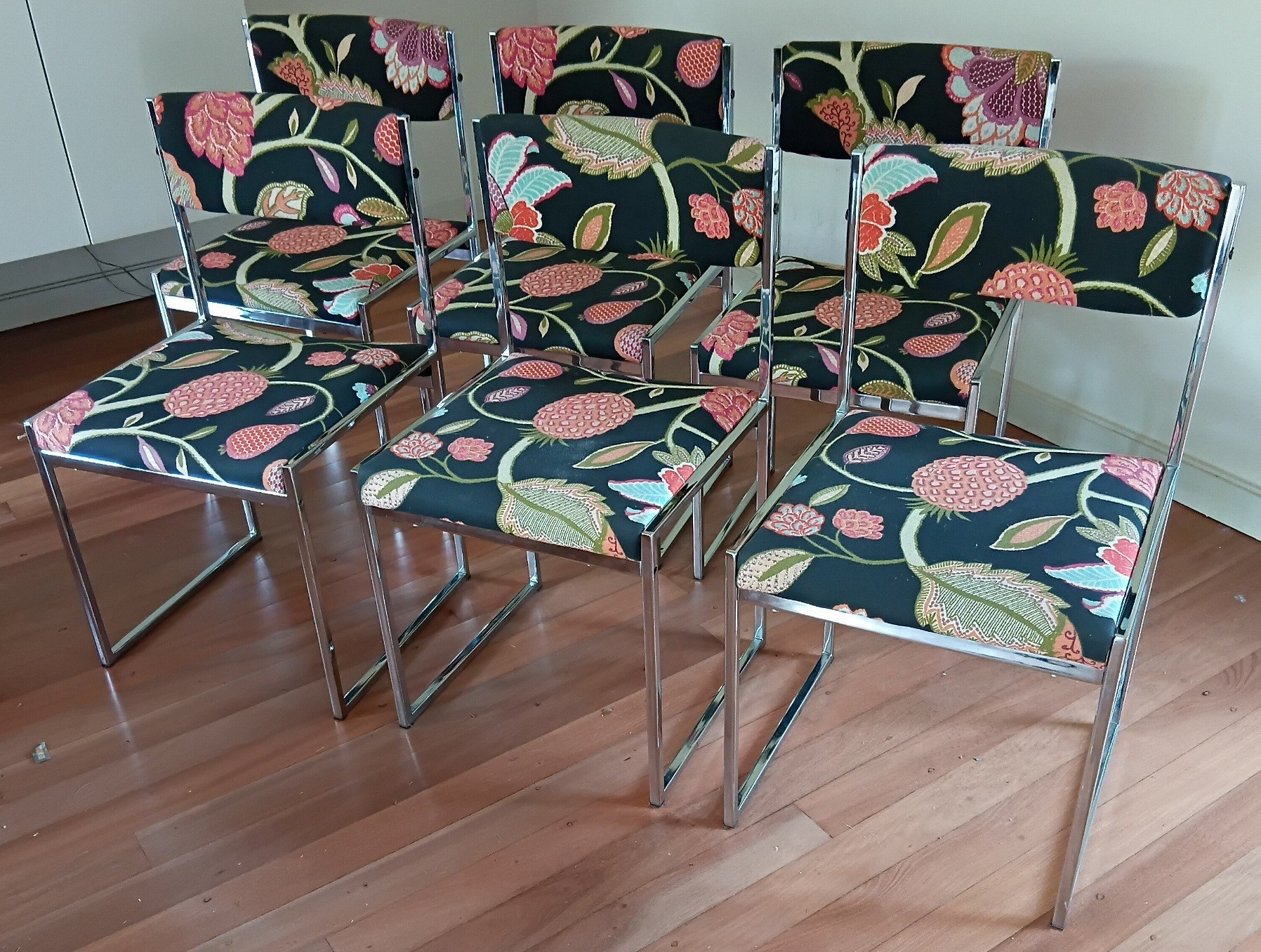 2132 · A SET OF SIX DINING CHAIRS
