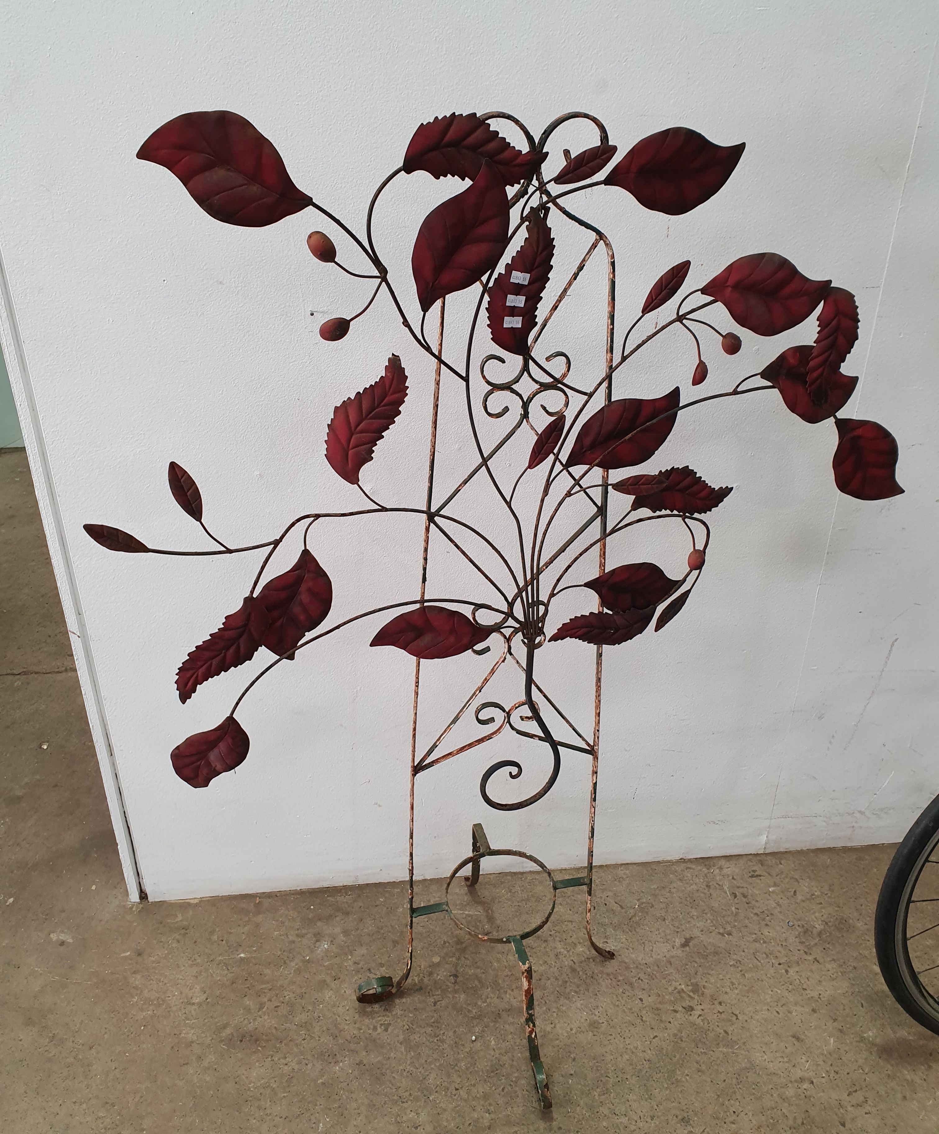 1144 · A METAL DECORATIVE STAND