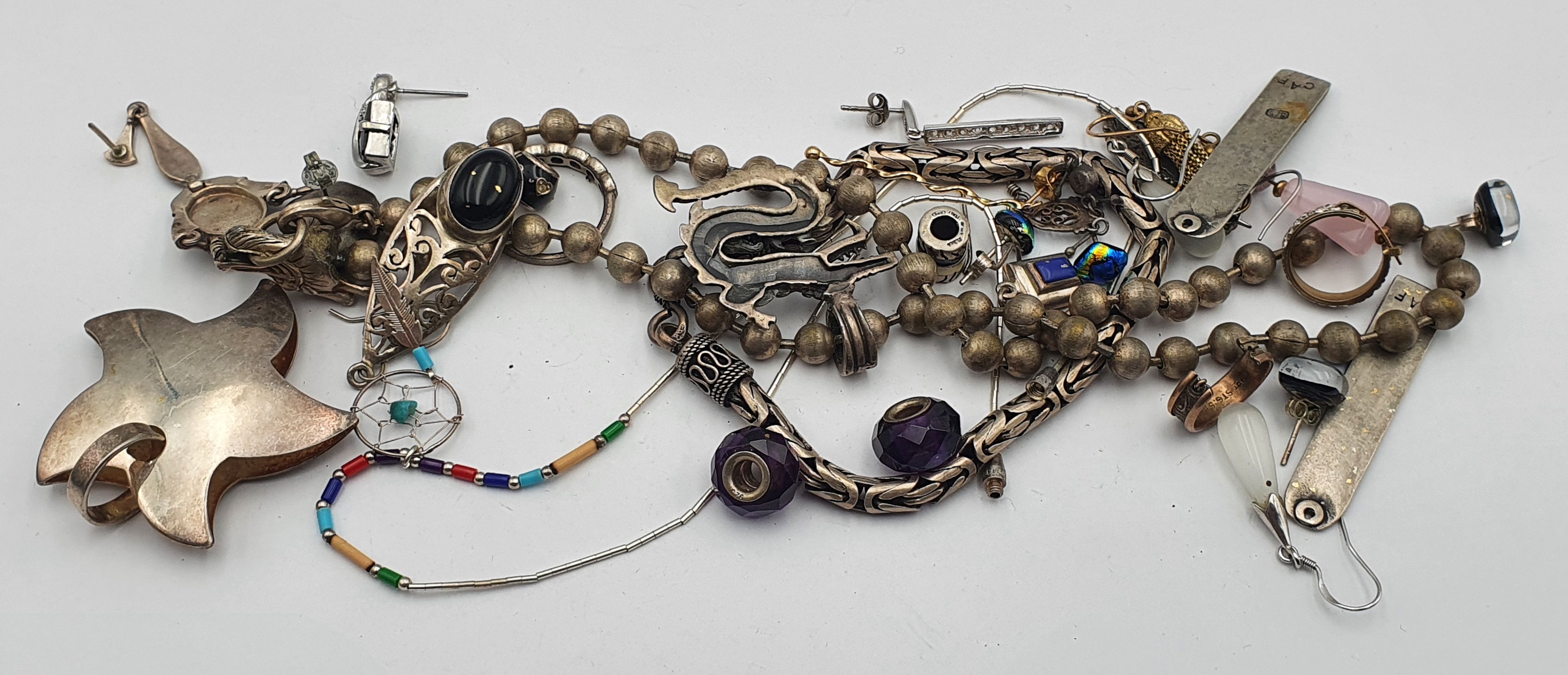334 · A GROUP OF JEWELLERY ITEMS