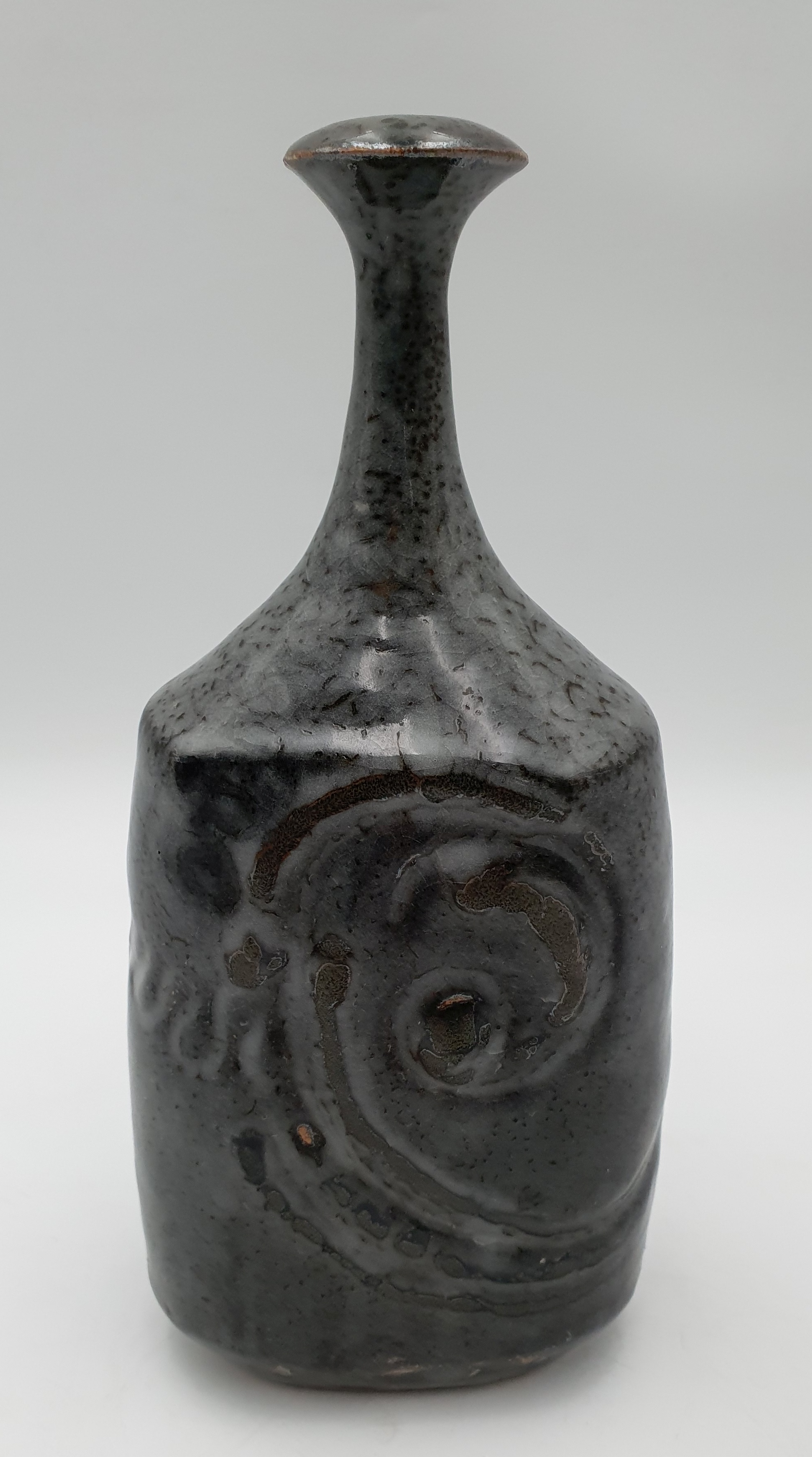510 · A LESLIE ROBERTS CERAMIC BOTTLE VASE