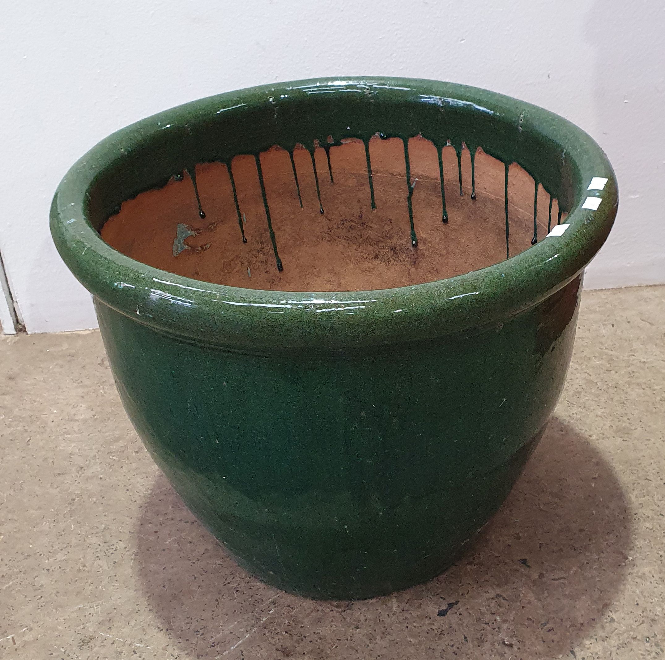 1080 · A GREEN GLAZED POT