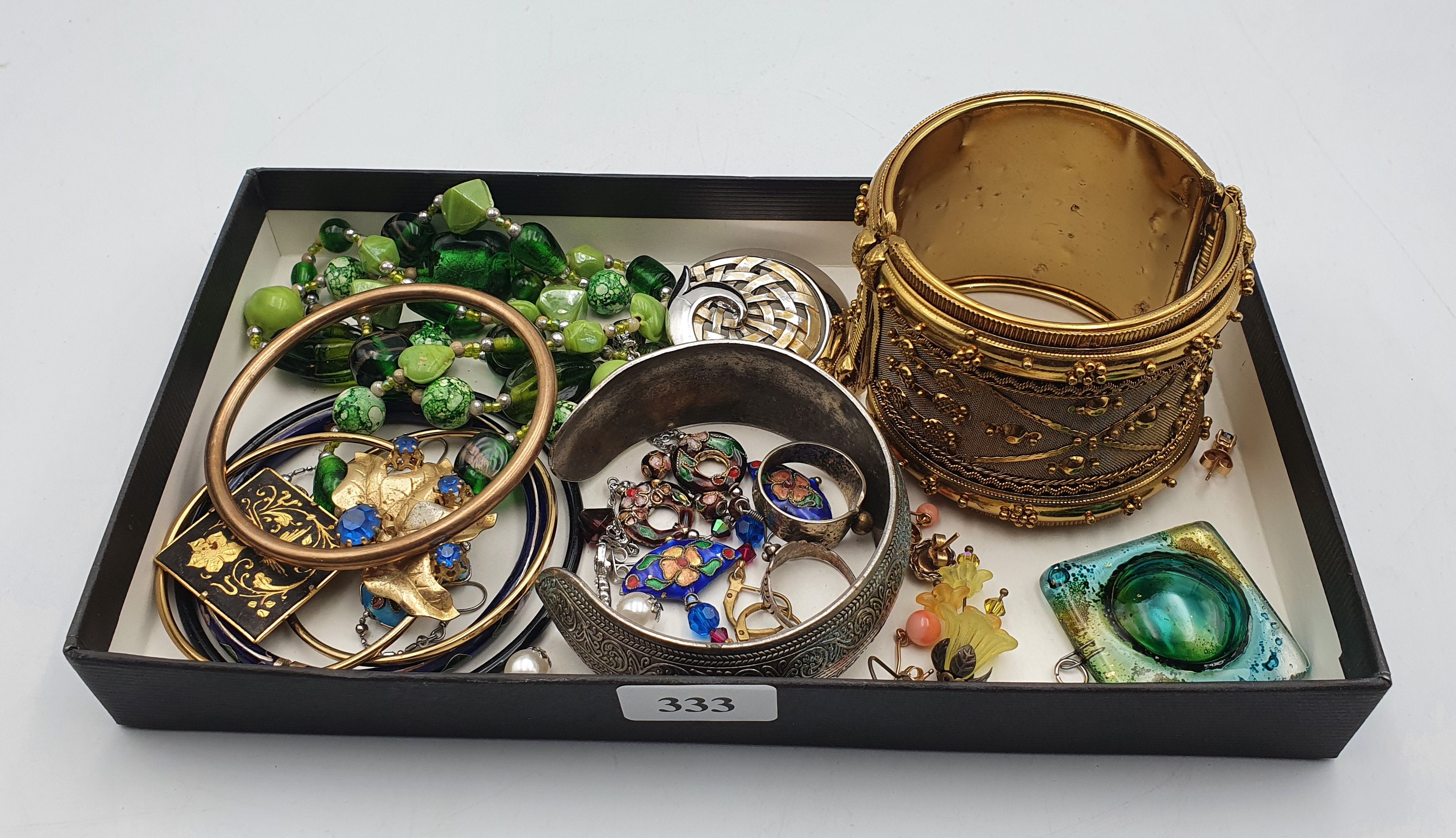 333 · A GROUP OF JEWELLERY ITEMS