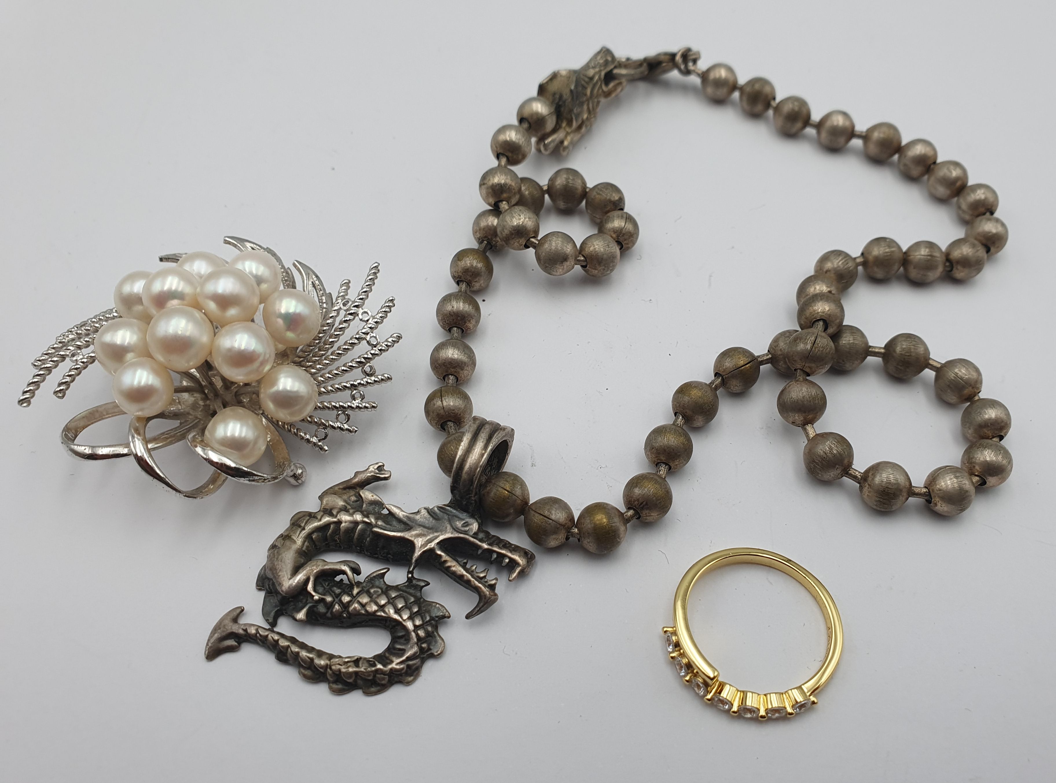 362 · A CHERUBIC JEWELLERY BOX AND CONTENTS