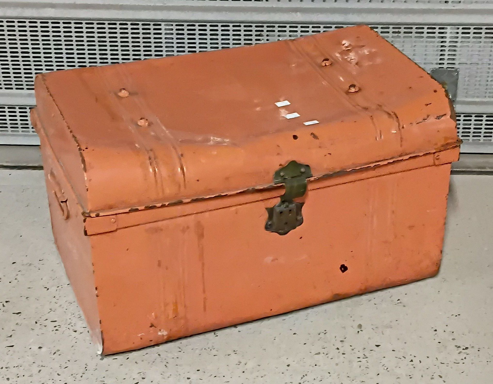 1003 · A METAL TRAVEL CHEST