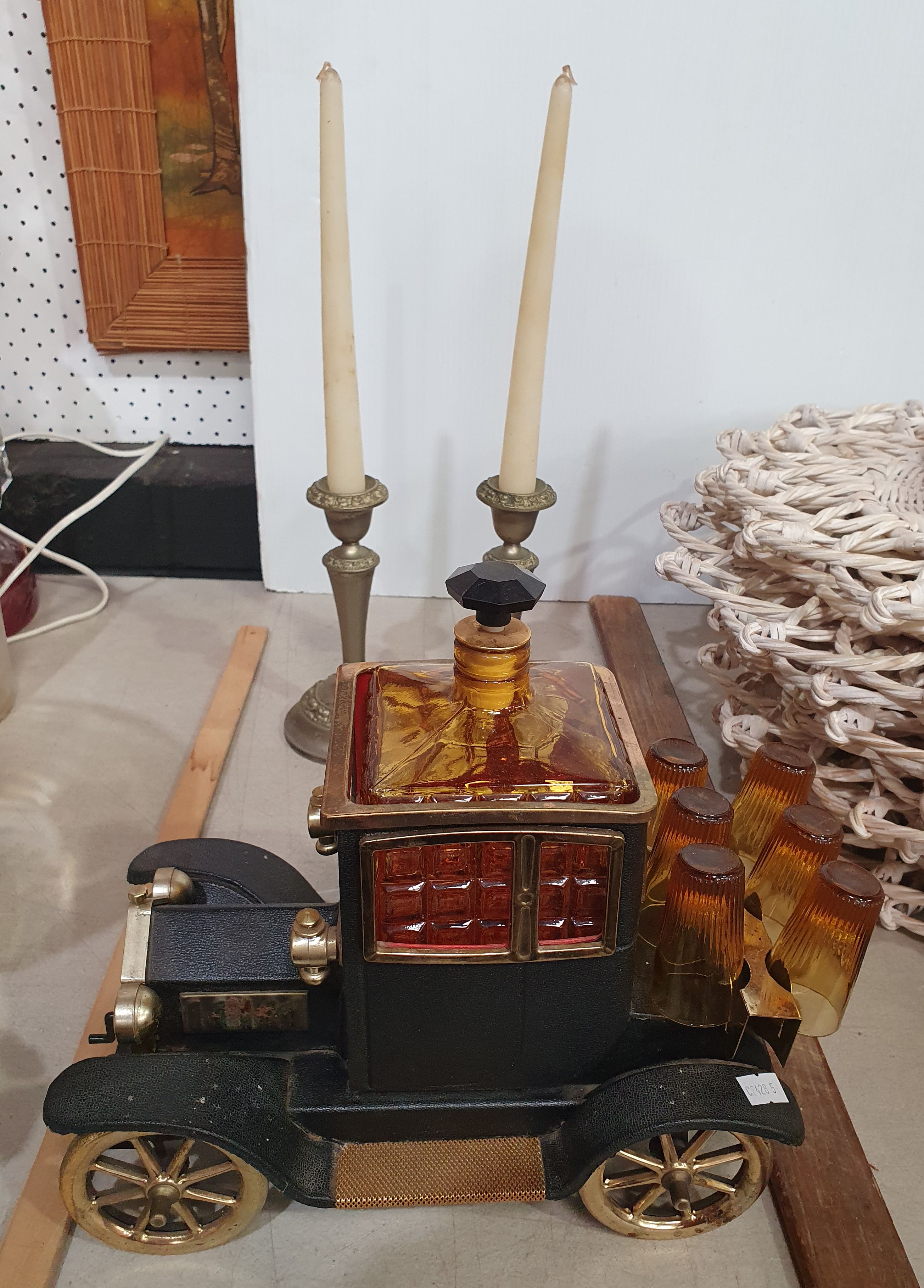 360 · A VINTAGE CAR FORM BOTTLE DECANTER AND GLASSES SET