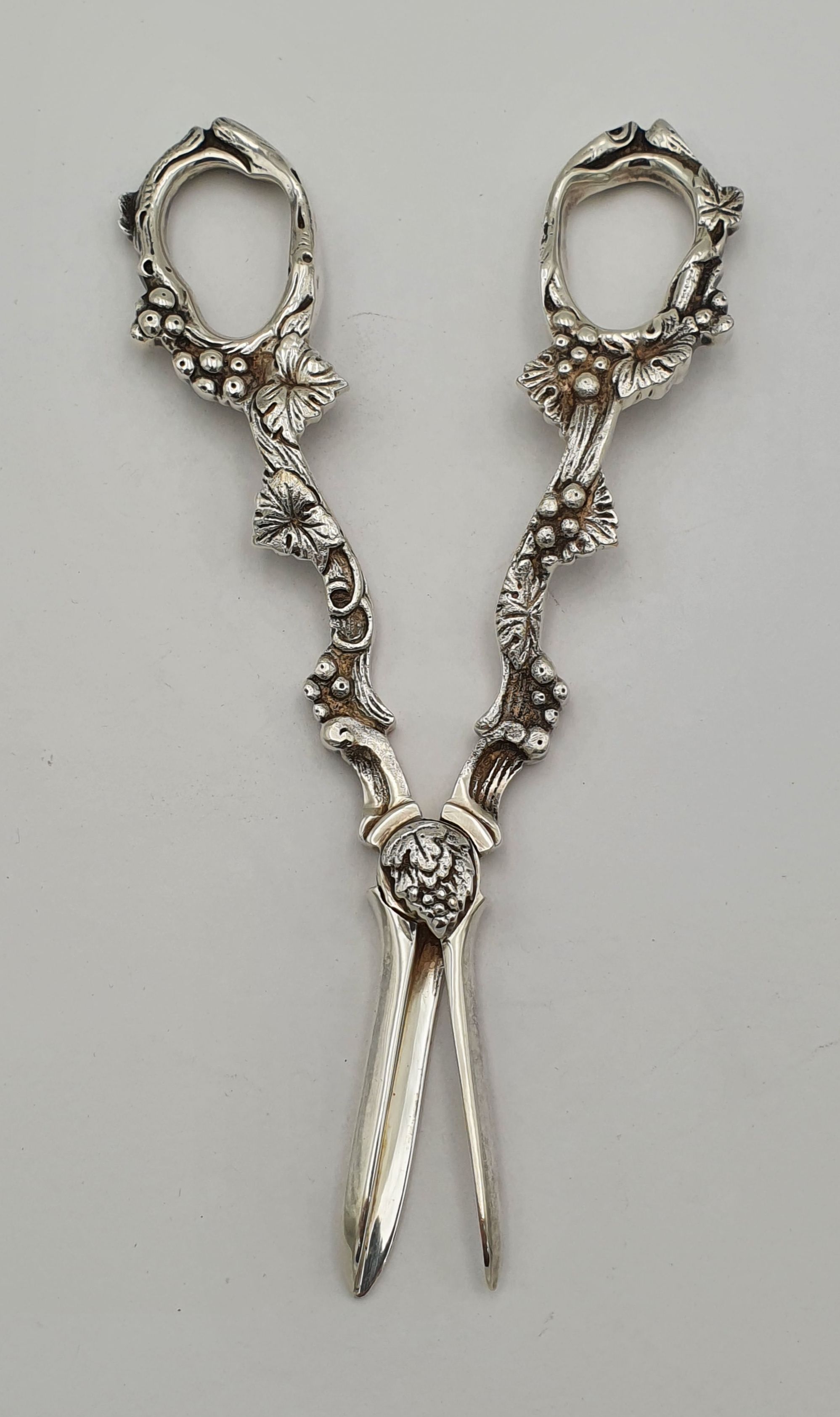 532 · A PAIR OF VICTORIAN SILVER PLATED GRAPE SCISSORS