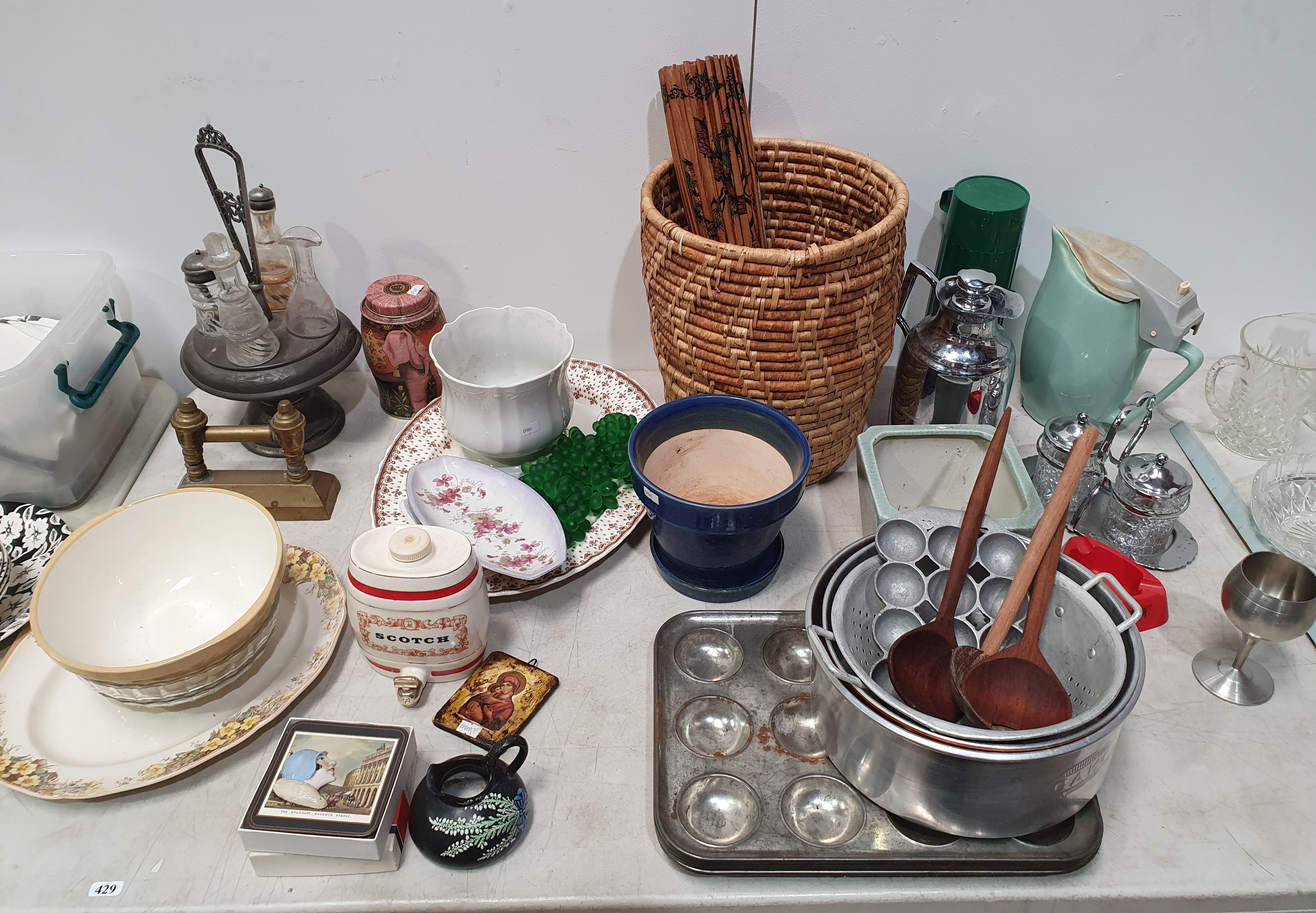 A LARGE GROUP OF VARIOUS ITEMS