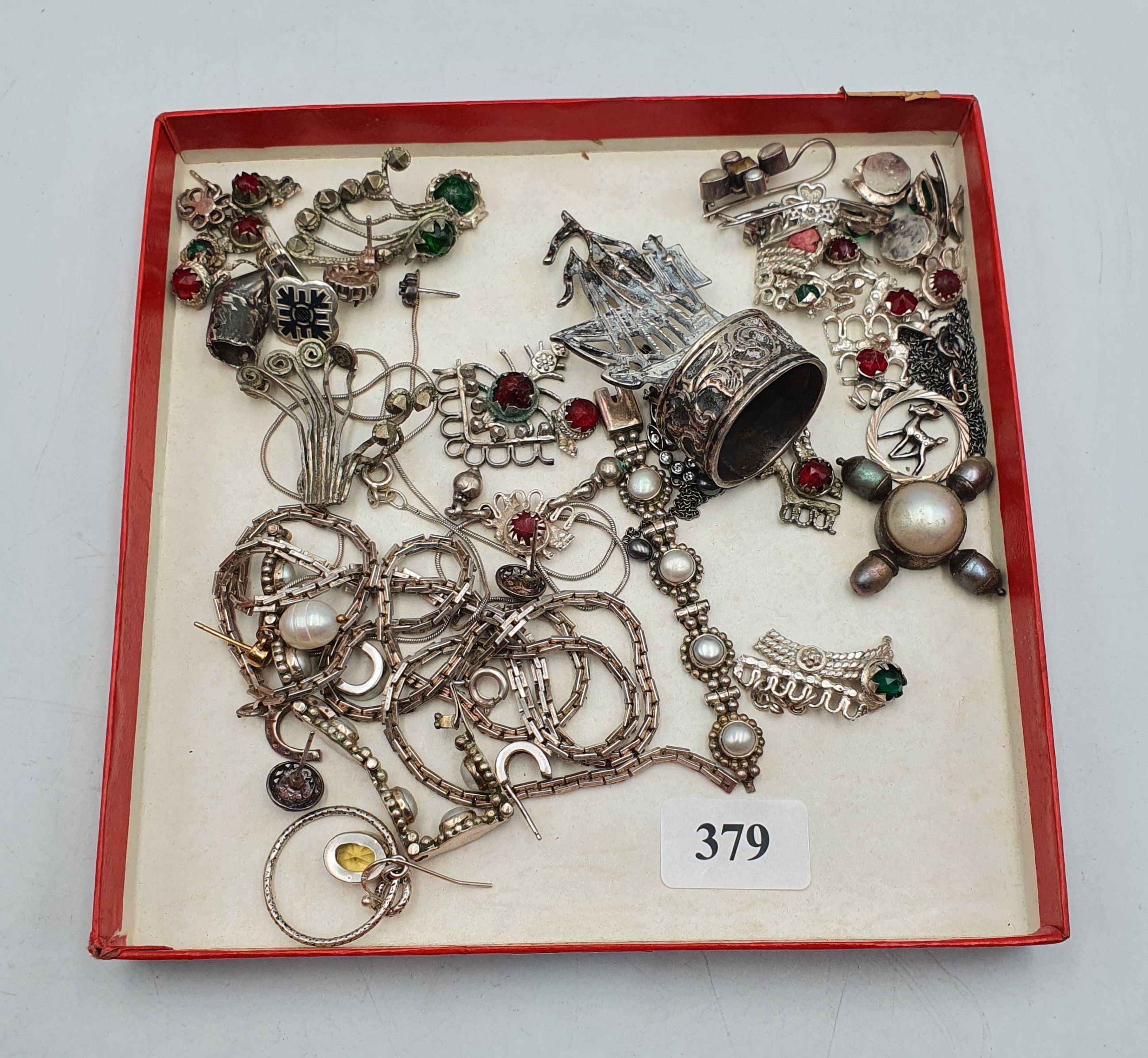 A LARGE QUANTITY OF MOSTLY STERLING SILVER JEWELLERY ITEMS