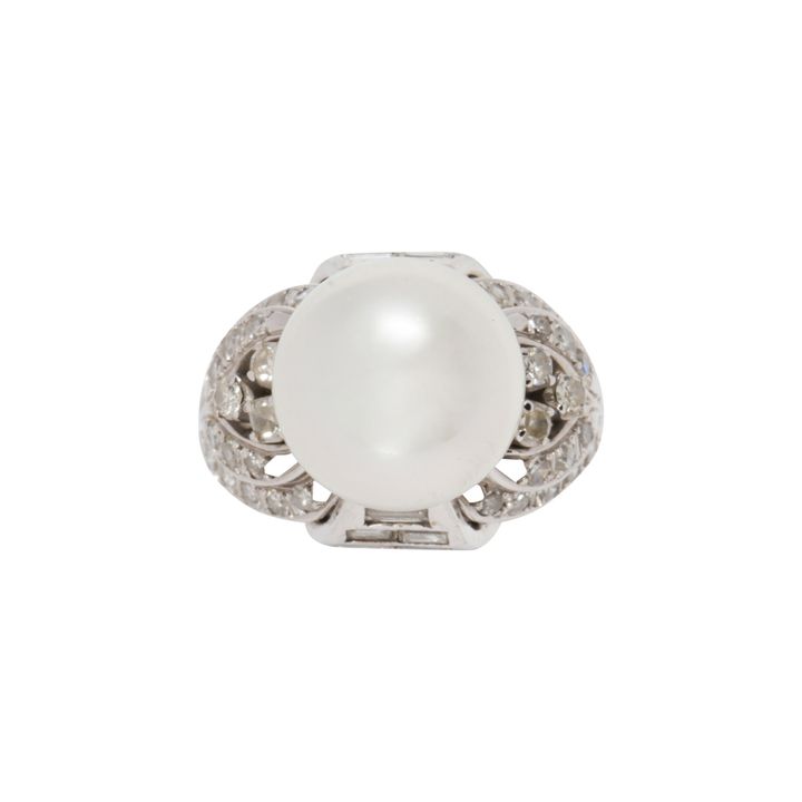 A South Sea cultured pearl, diamond and 18k white gold ring