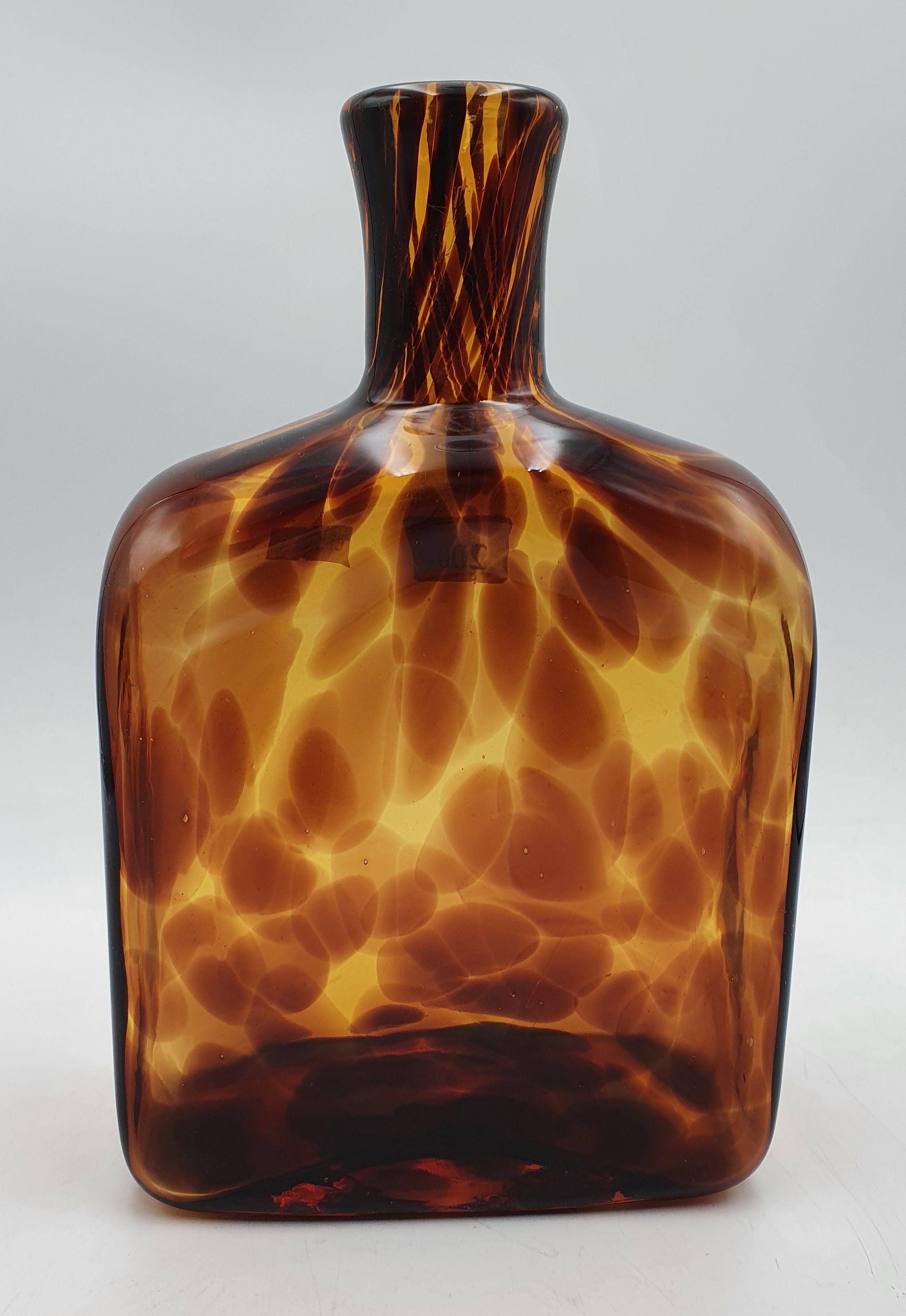 200 · A VINTAGE AMBER TORTOISE SHELL PATTERNED SQUARE GLASS VASE
