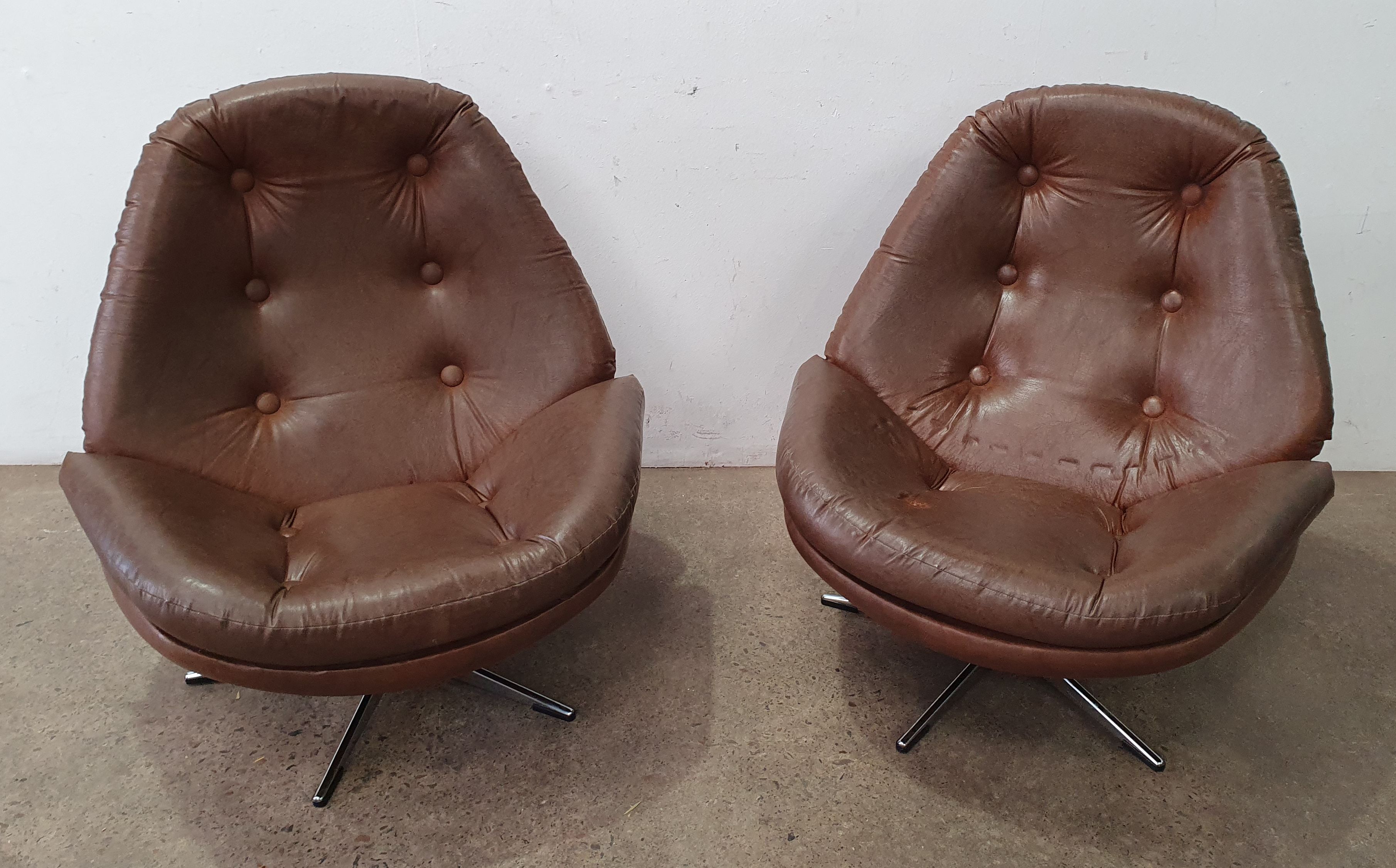 2096 · A PAIR OF 20TH CENTURY VINYL SWIVEL CHAIRS