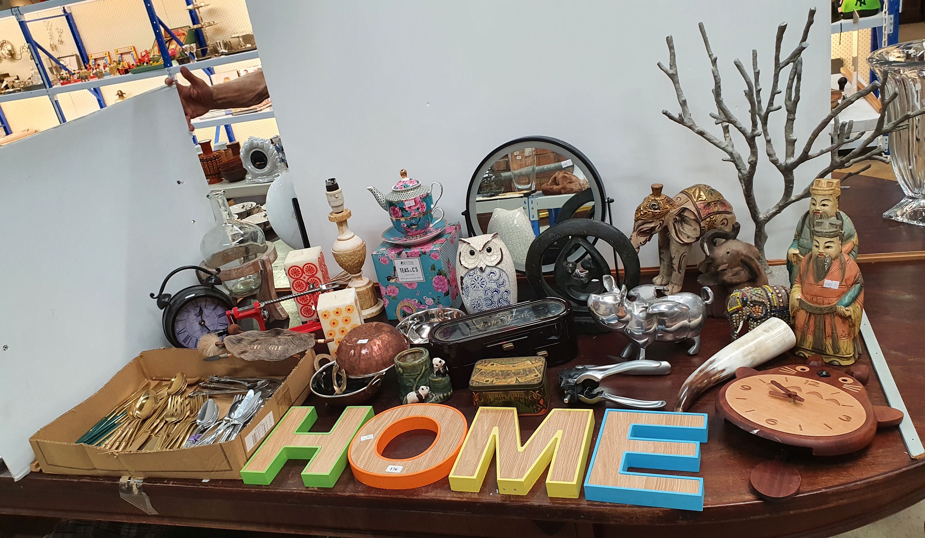 176 · A LARGE GROUP OF HOMEWARES AND DECORATIVE ITEMS
