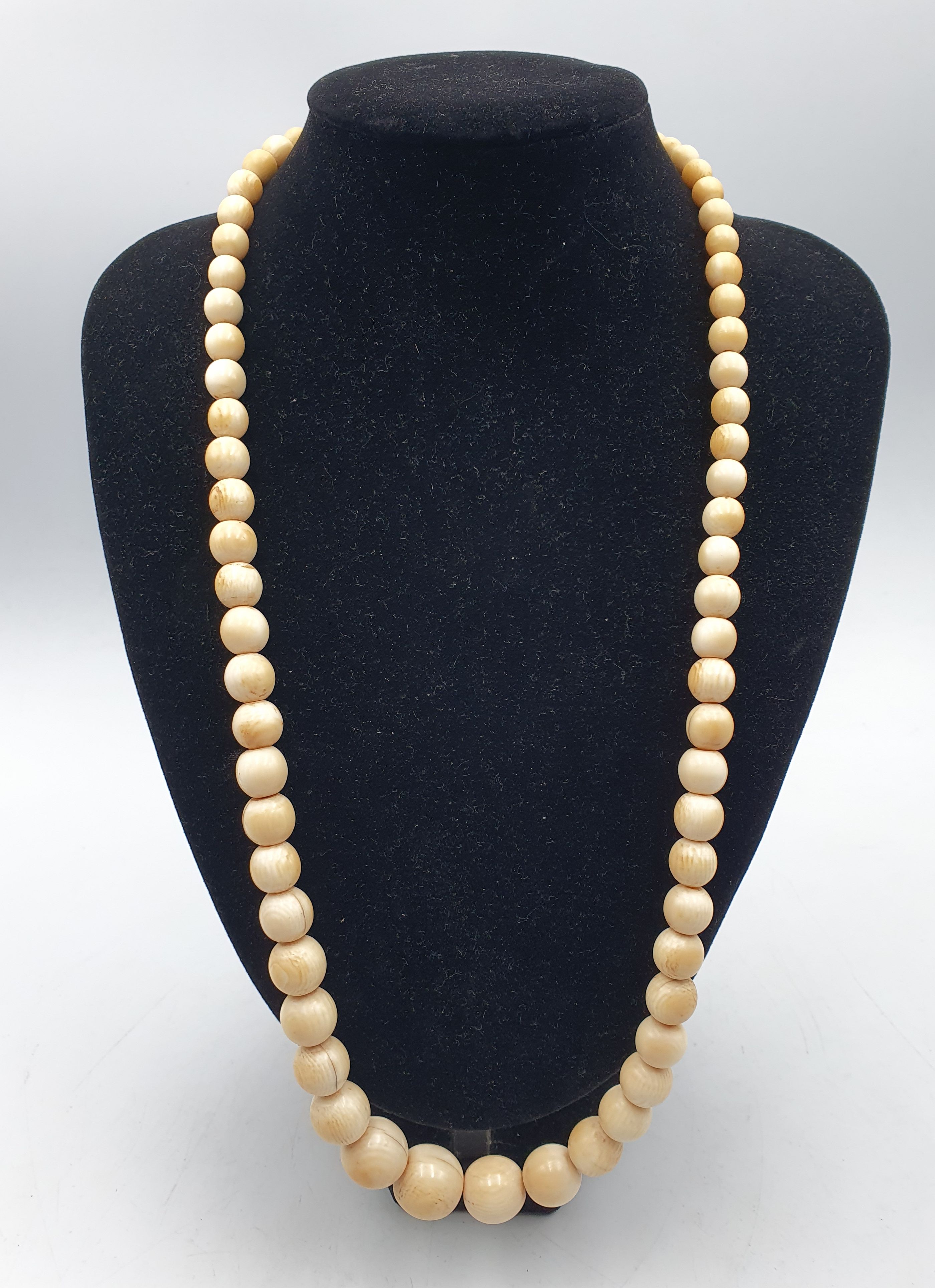 AN ANTIQUE GRADUATED IVORY BEAD NECKLACE