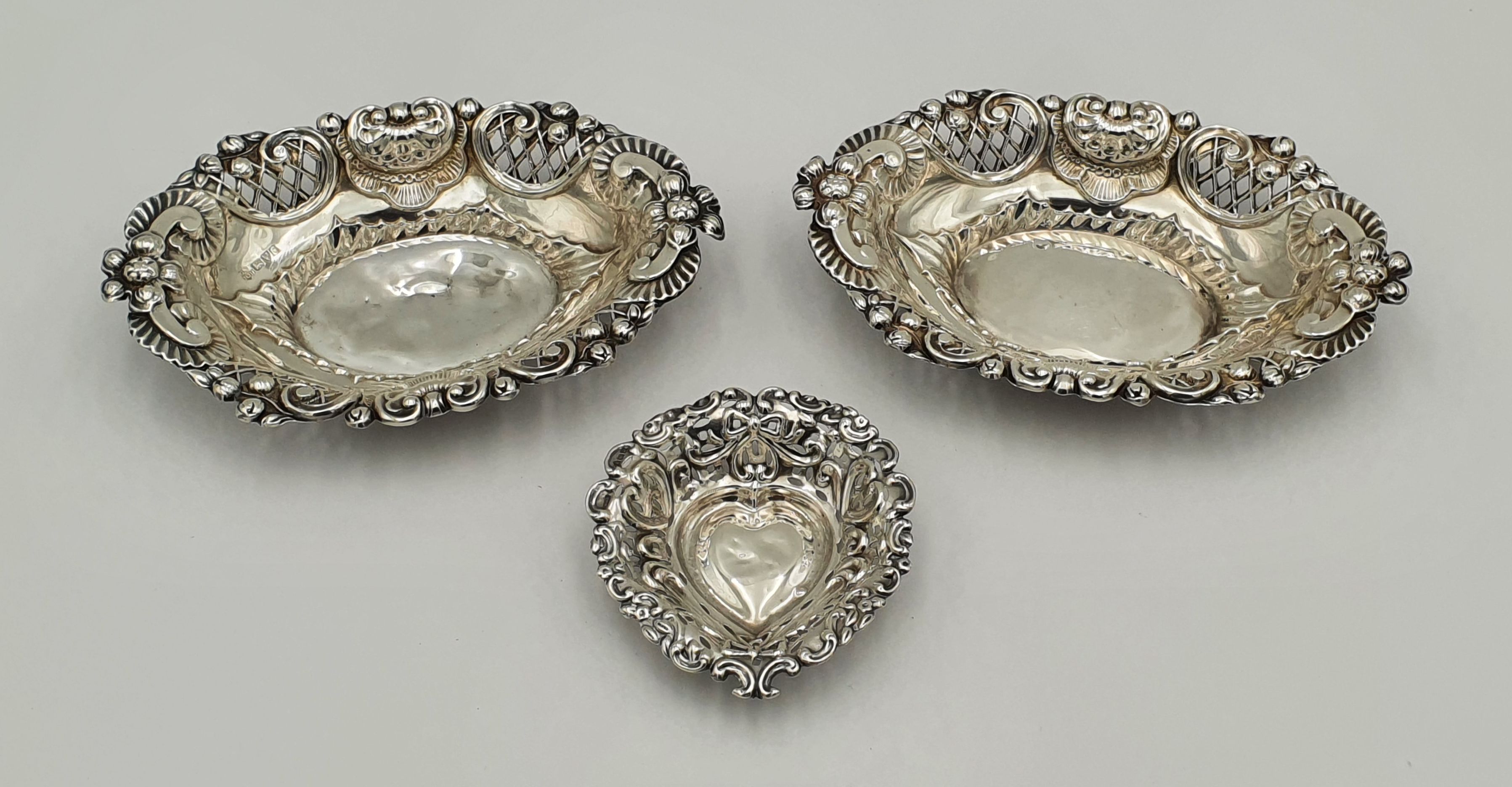 507 · A PAIR OF EDWARDIAN SILVER OVAL DISHES