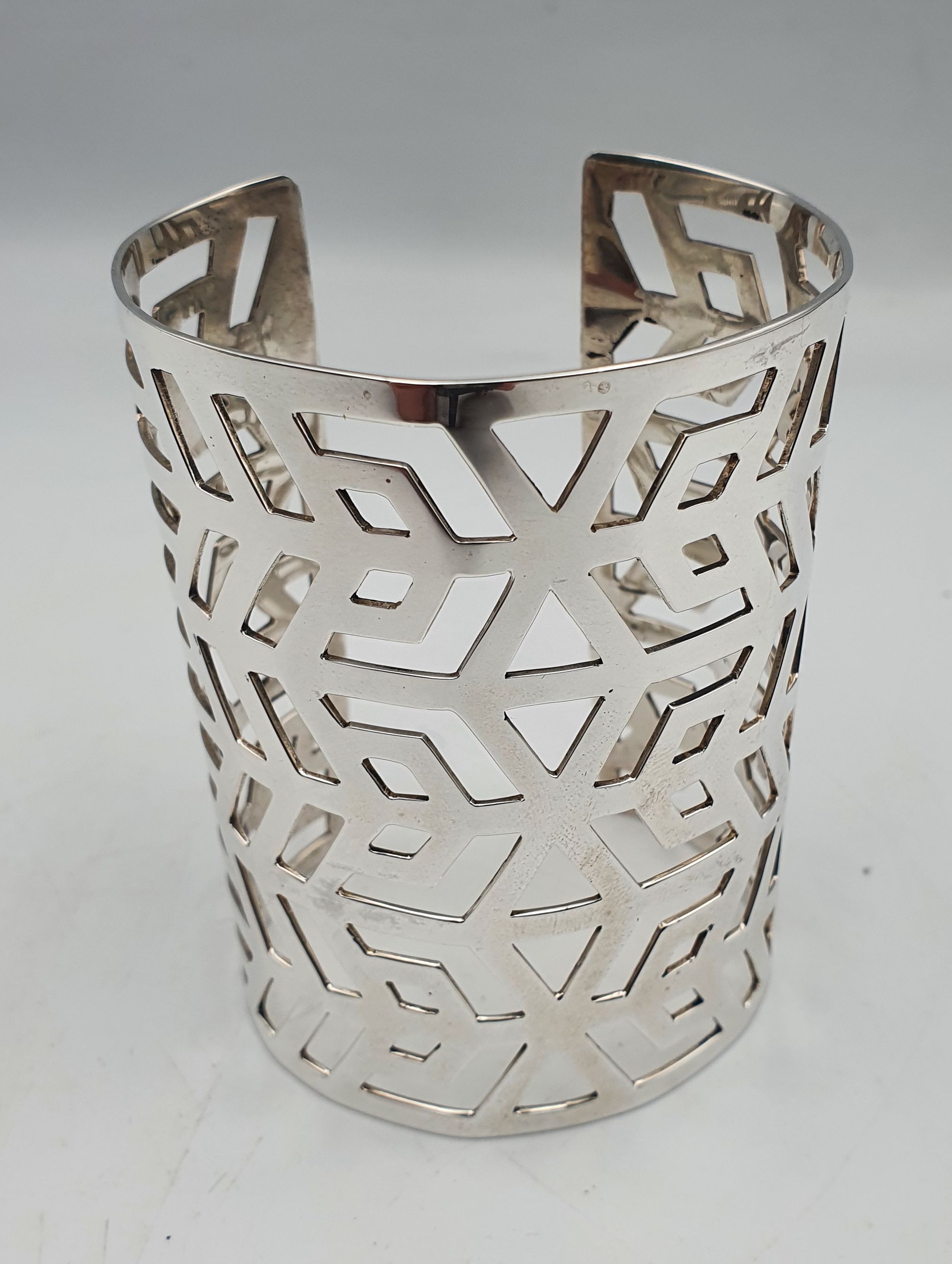 289 · A KATE McCOY FINE JEWELLERY LARGE SOLID SILVER GEOMETRIC CUFF BANGLE