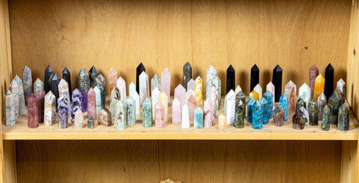 A shelf of mineral obelisk towers | Clars Auction Gallery