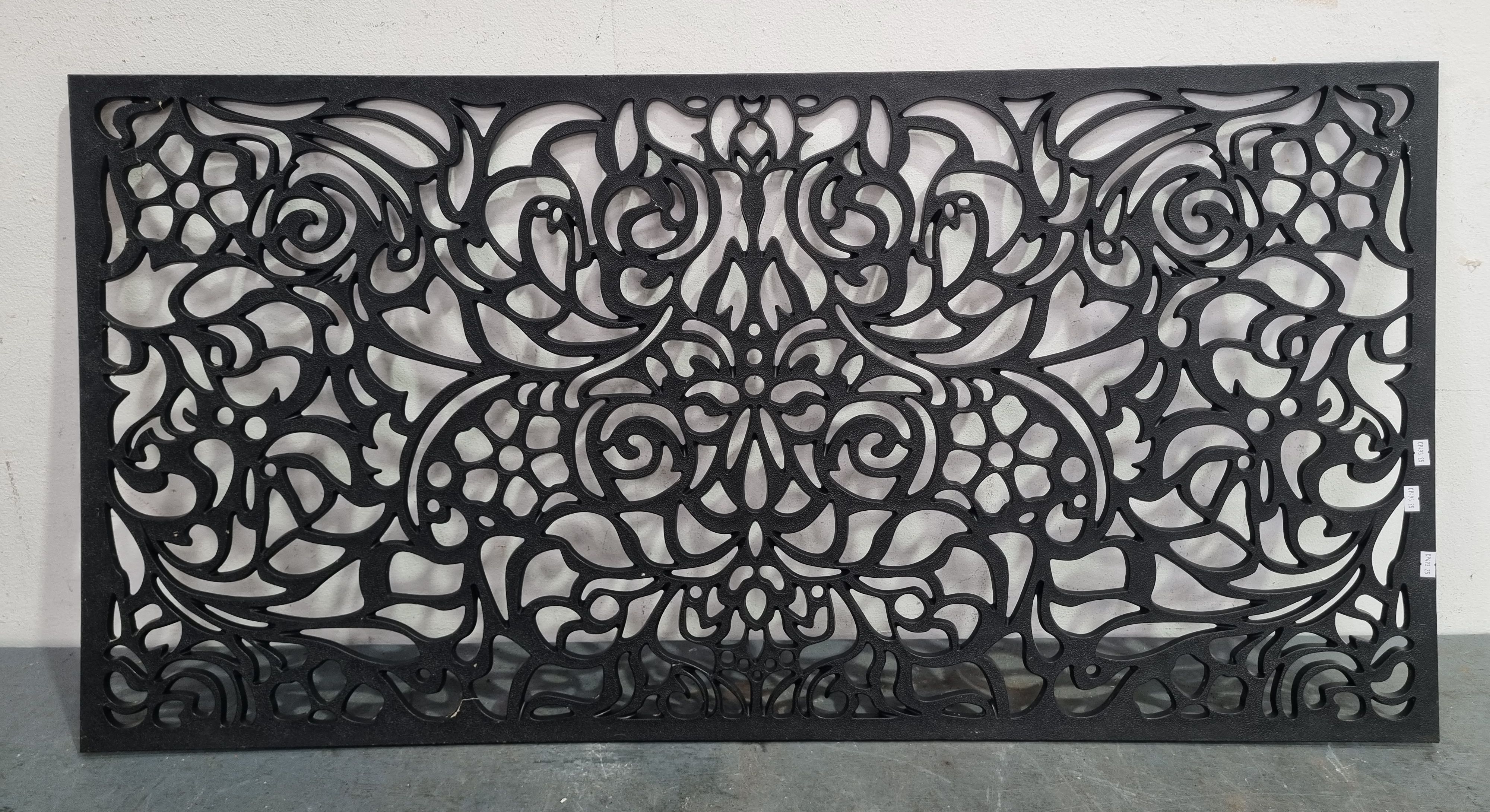 1017 · A GARDEN PLANT SCREEN/CLIMBER