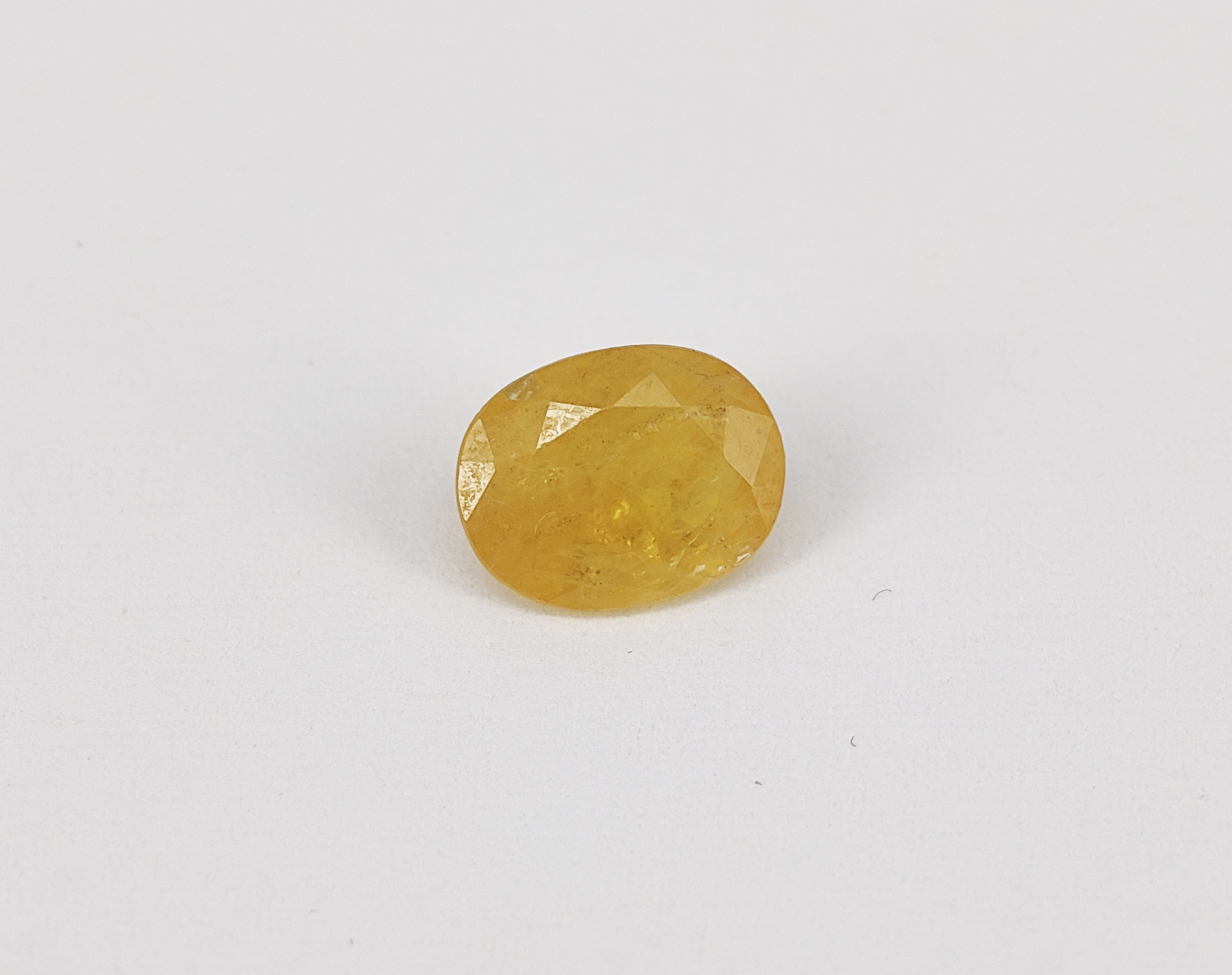 A LOOSE OVAL CUT YELLOW SAPPHIRE