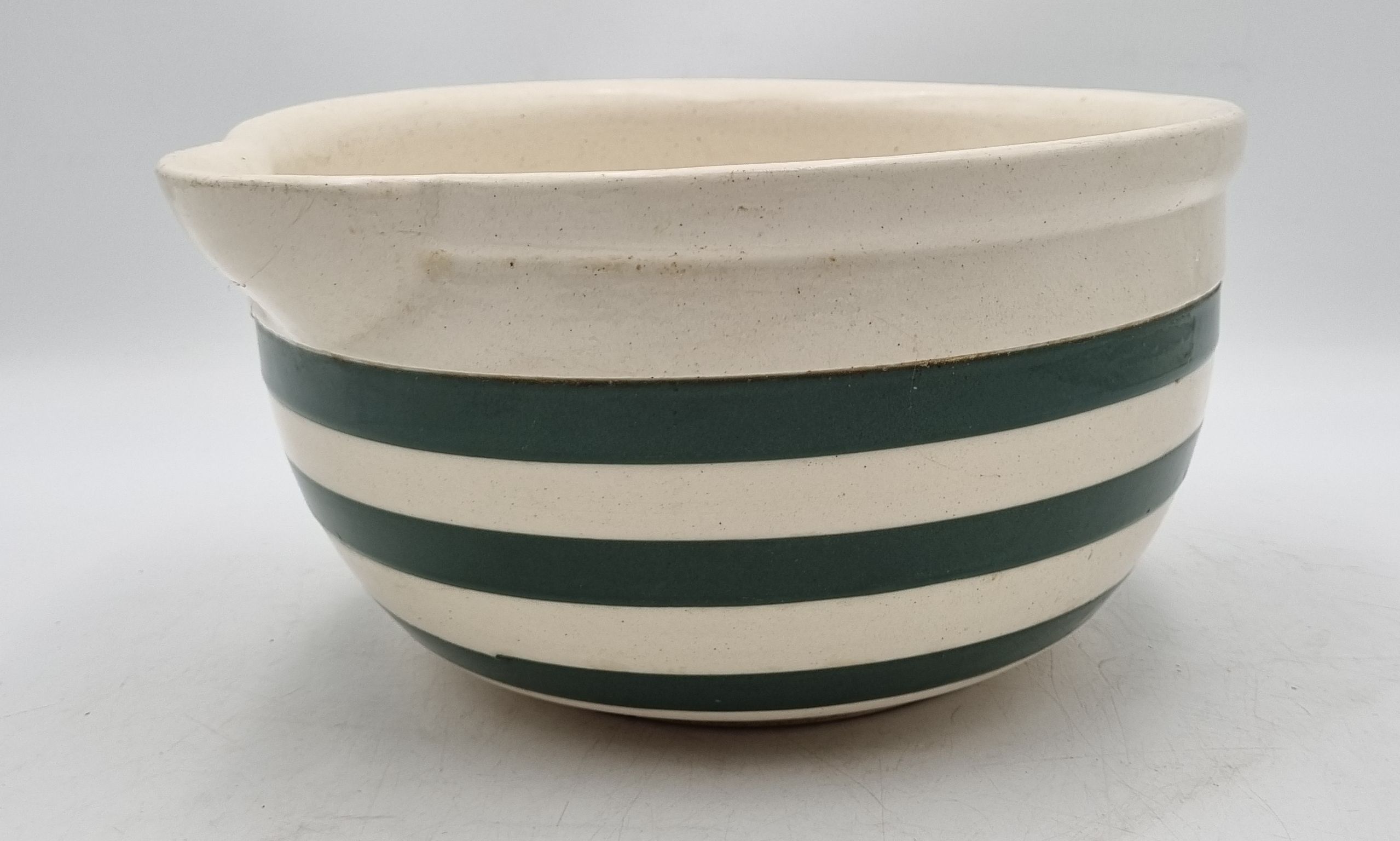 643 · A VINTAGE BAKEWELLS MIXING BOWL