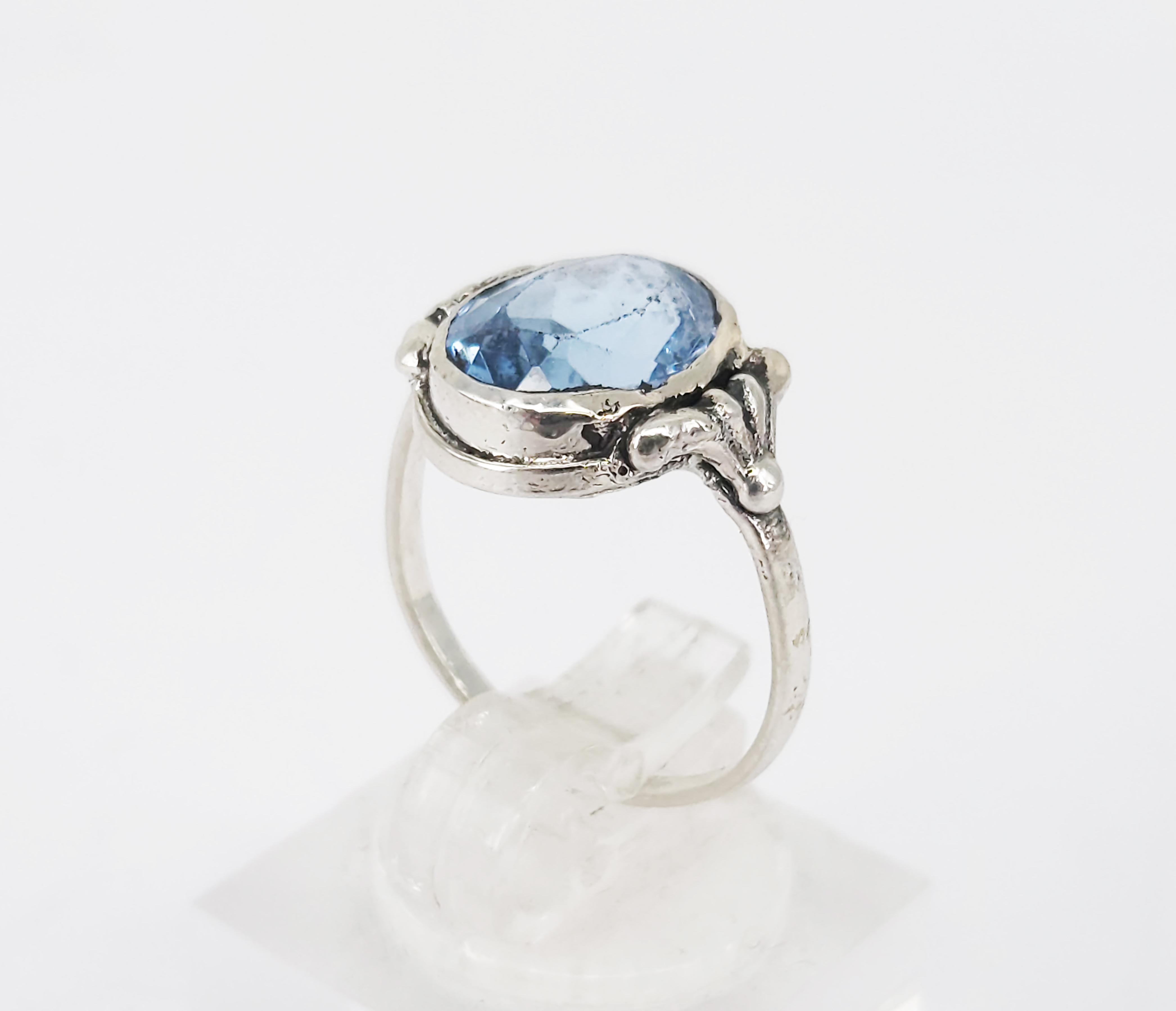 361 · A VINTAGE SILVER AND FACETED LIGHT BLUE PASTE RING