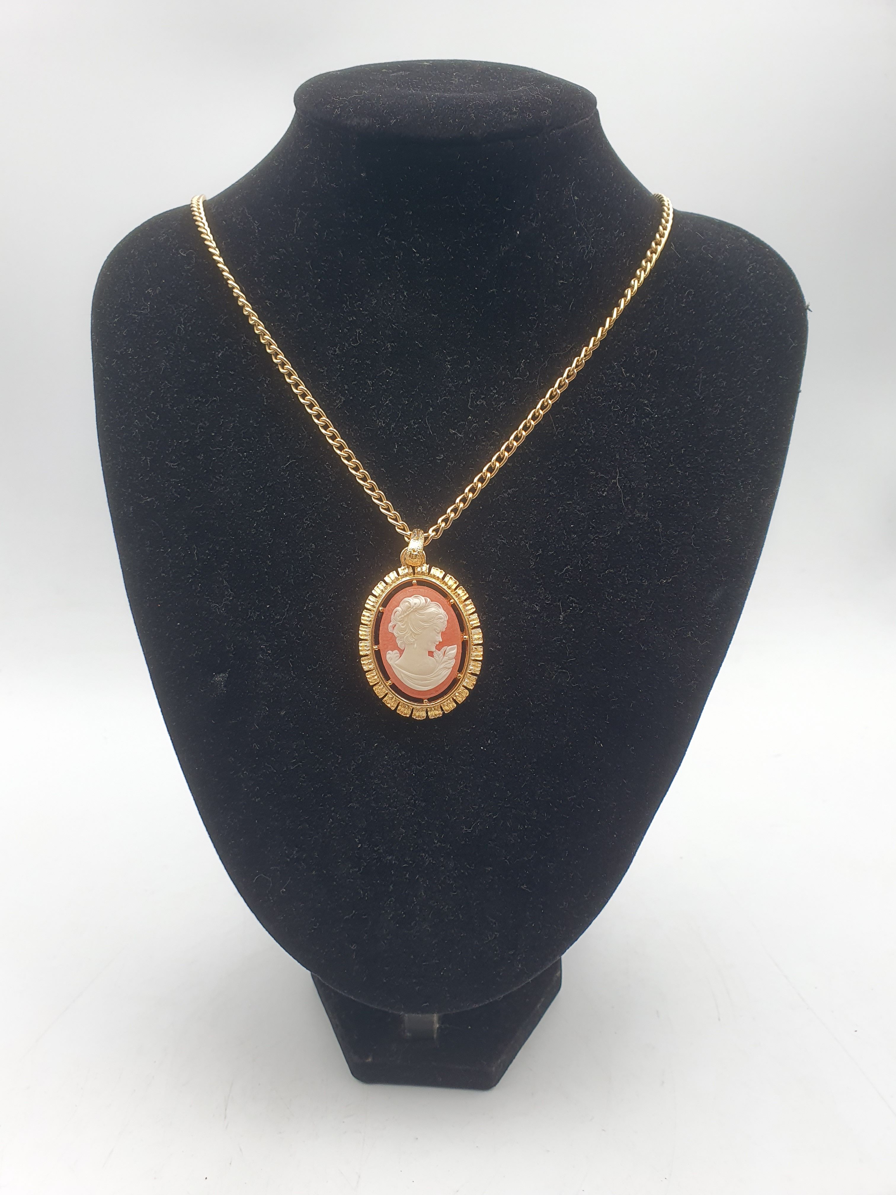 A Victorian Style Gold Plated Cameo Pendant Necklace